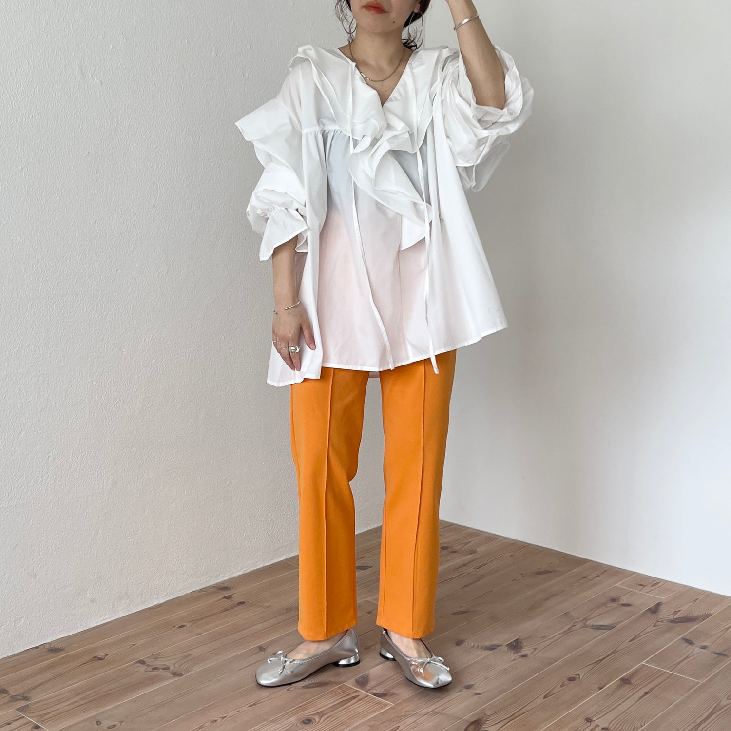 big collar frill blouse / white