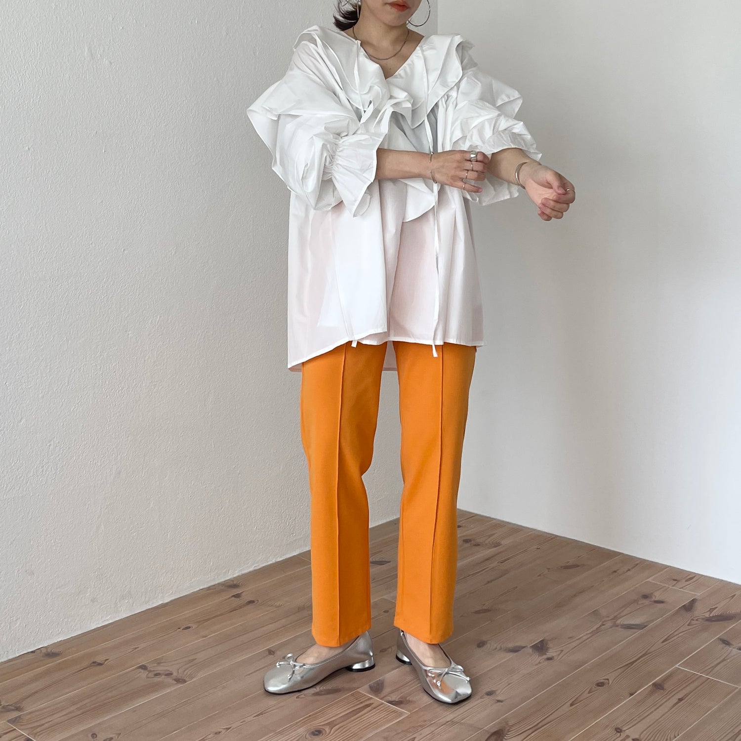 big collar frill blouse / white
