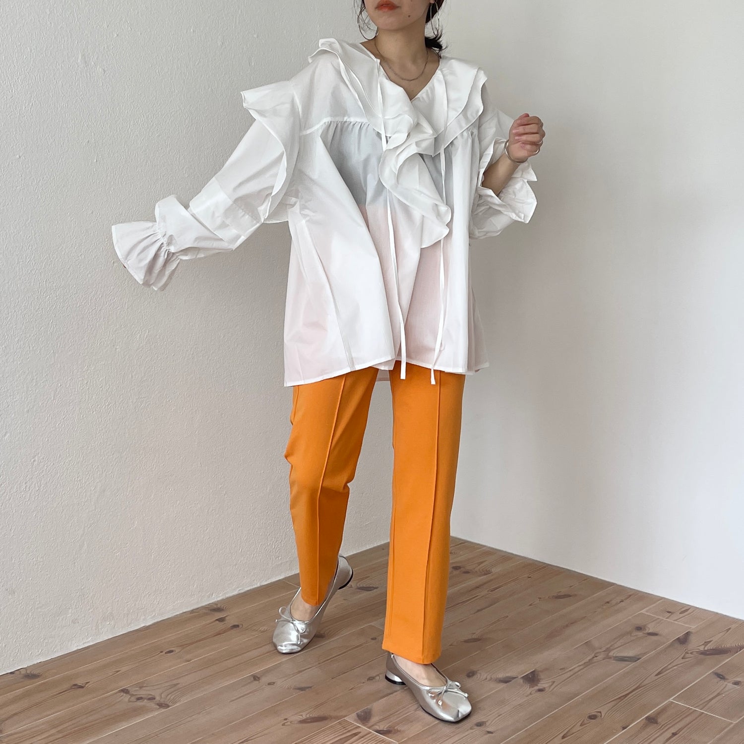 big collar frill blouse / white