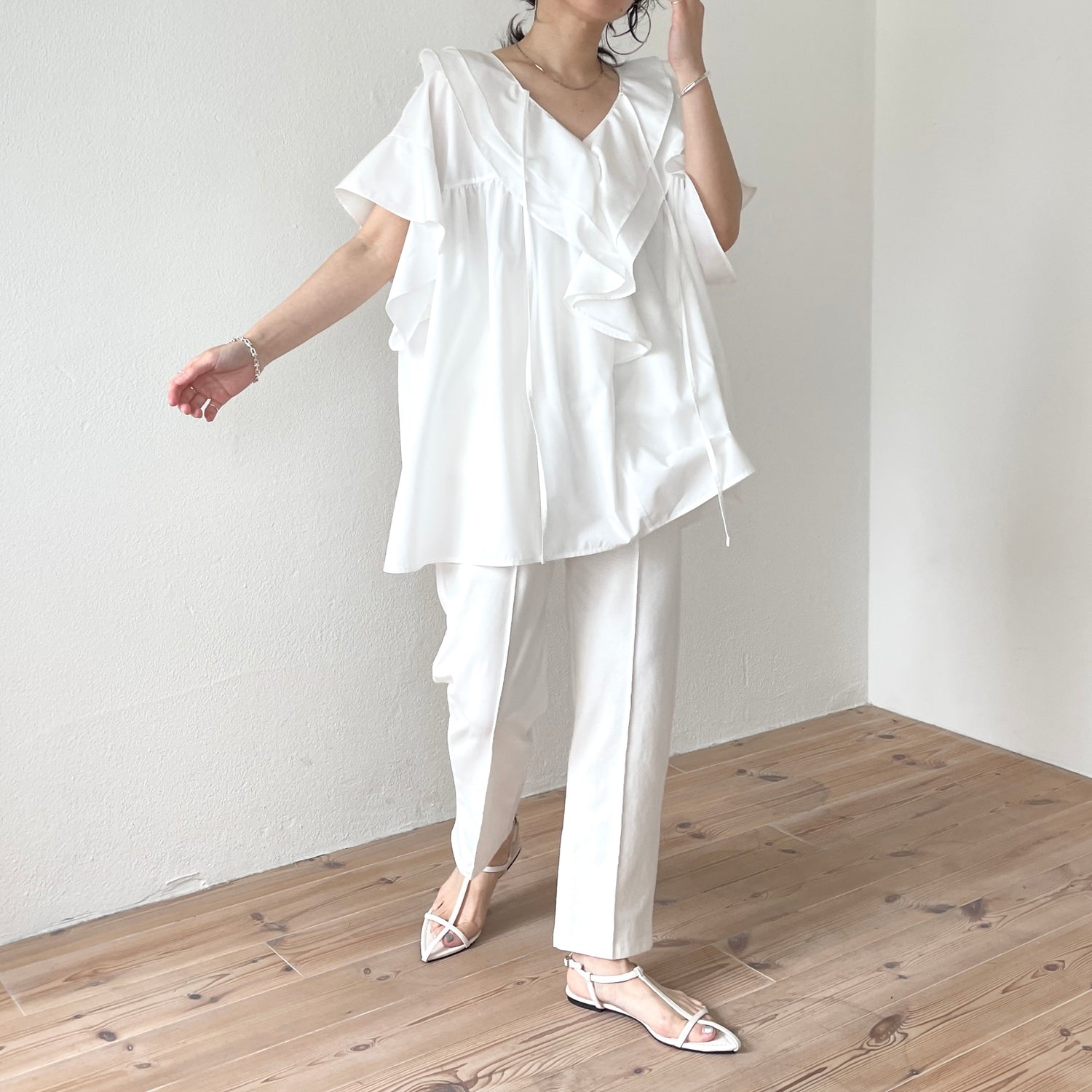 big collar frill half blouse / white
