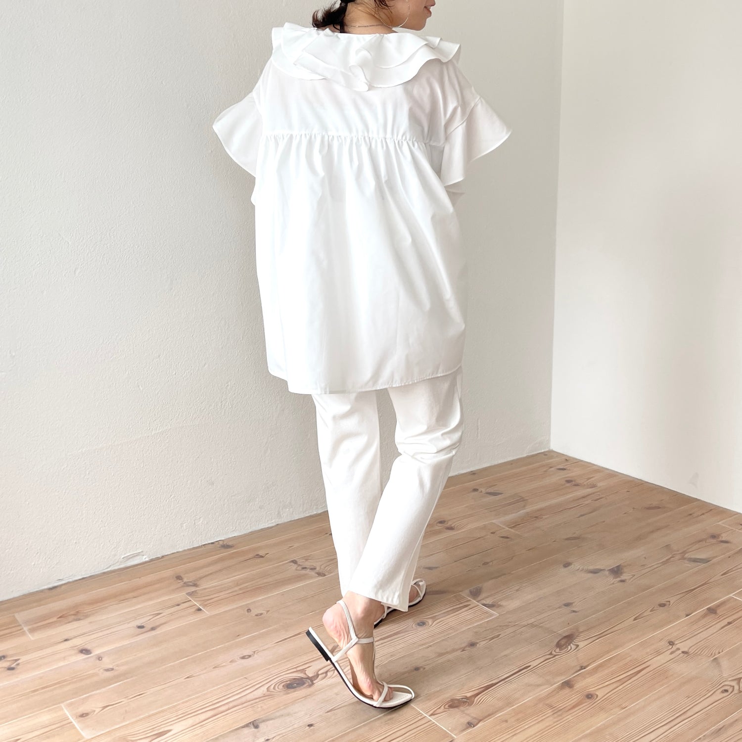 big collar frill half blouse / white