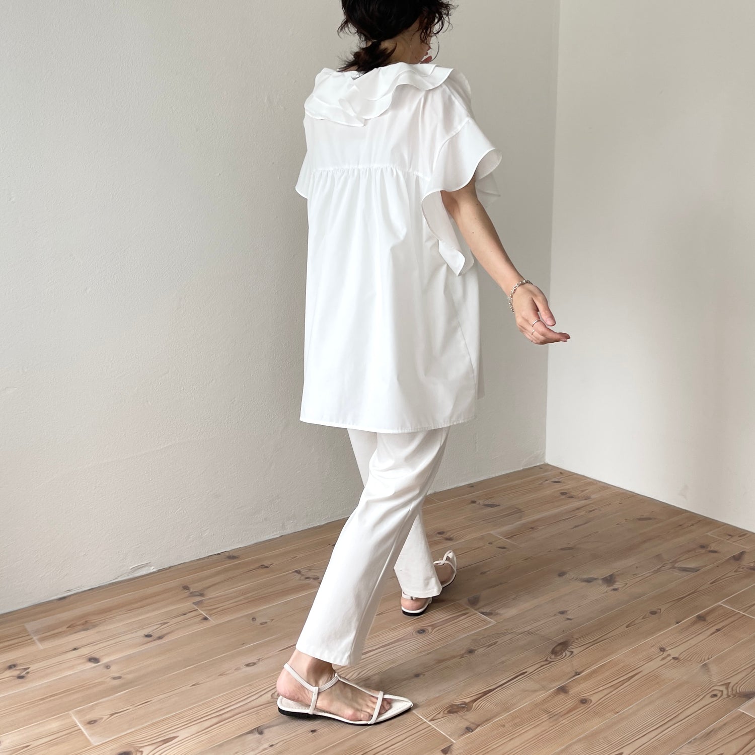 big collar frill half blouse / white