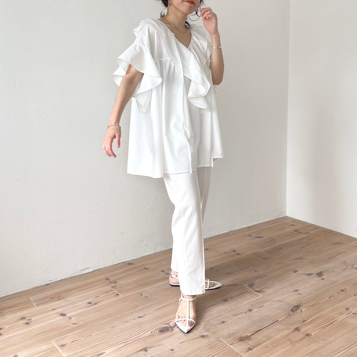 big collar frill half blouse / white