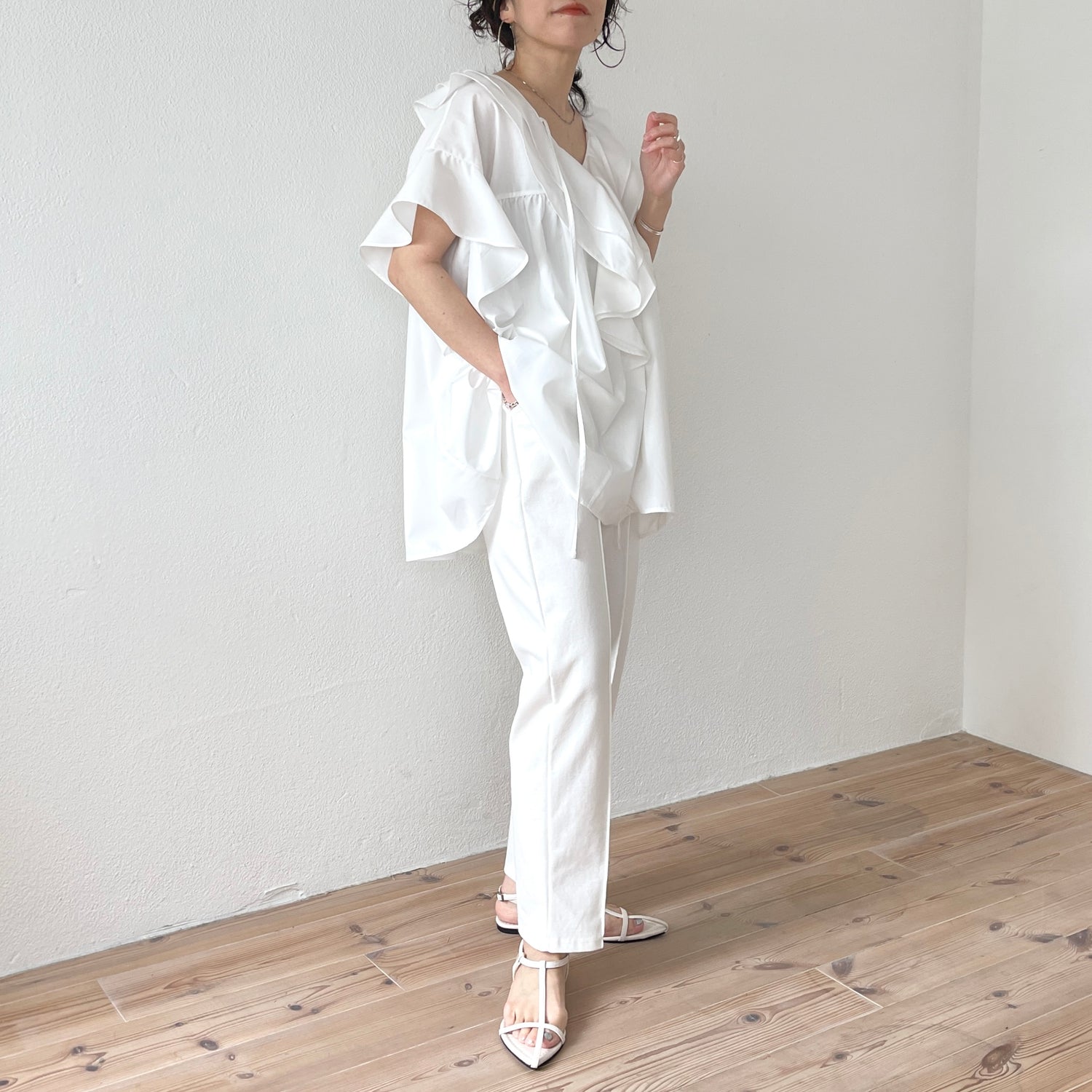 big collar frill half blouse / white