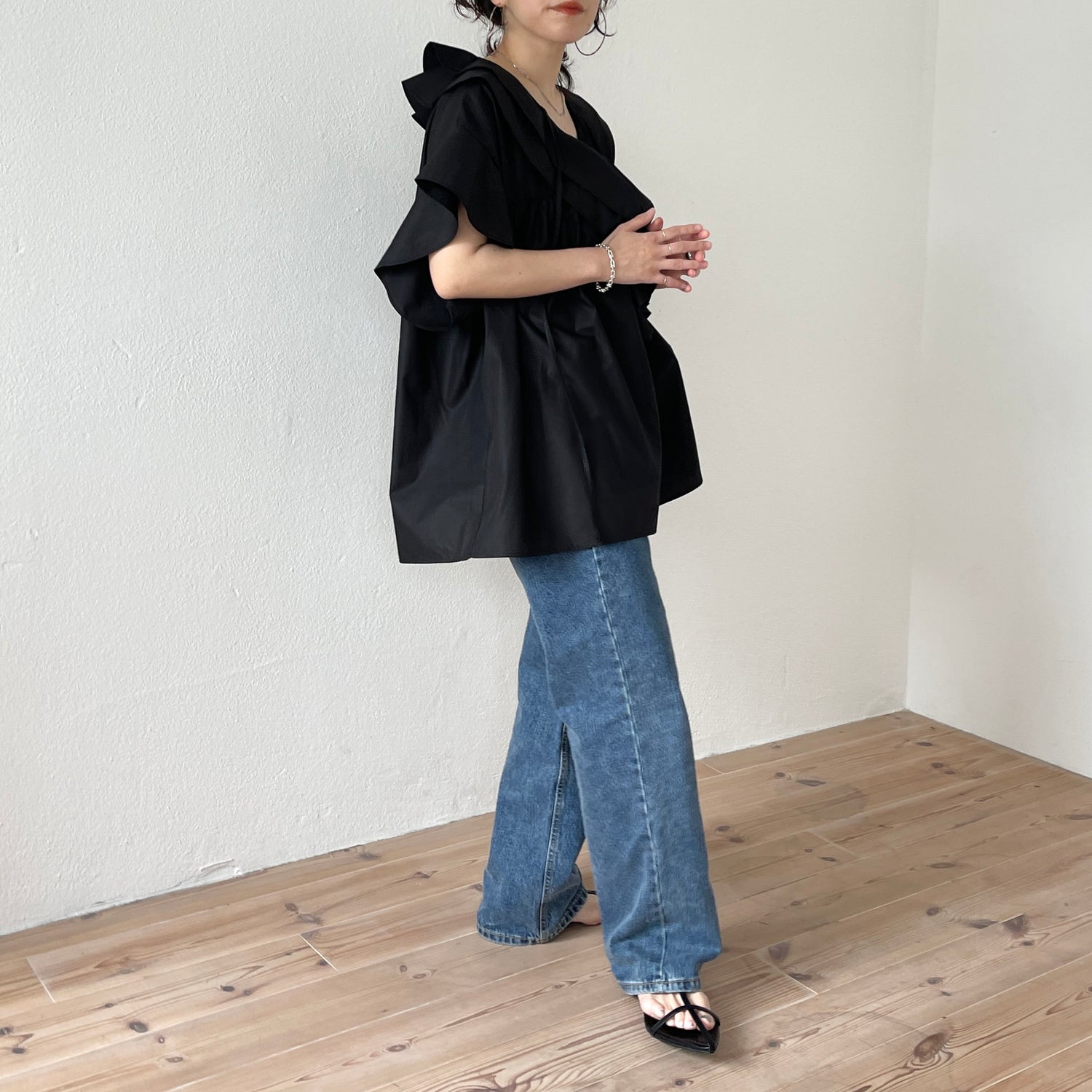 big collar frill half blouse / black