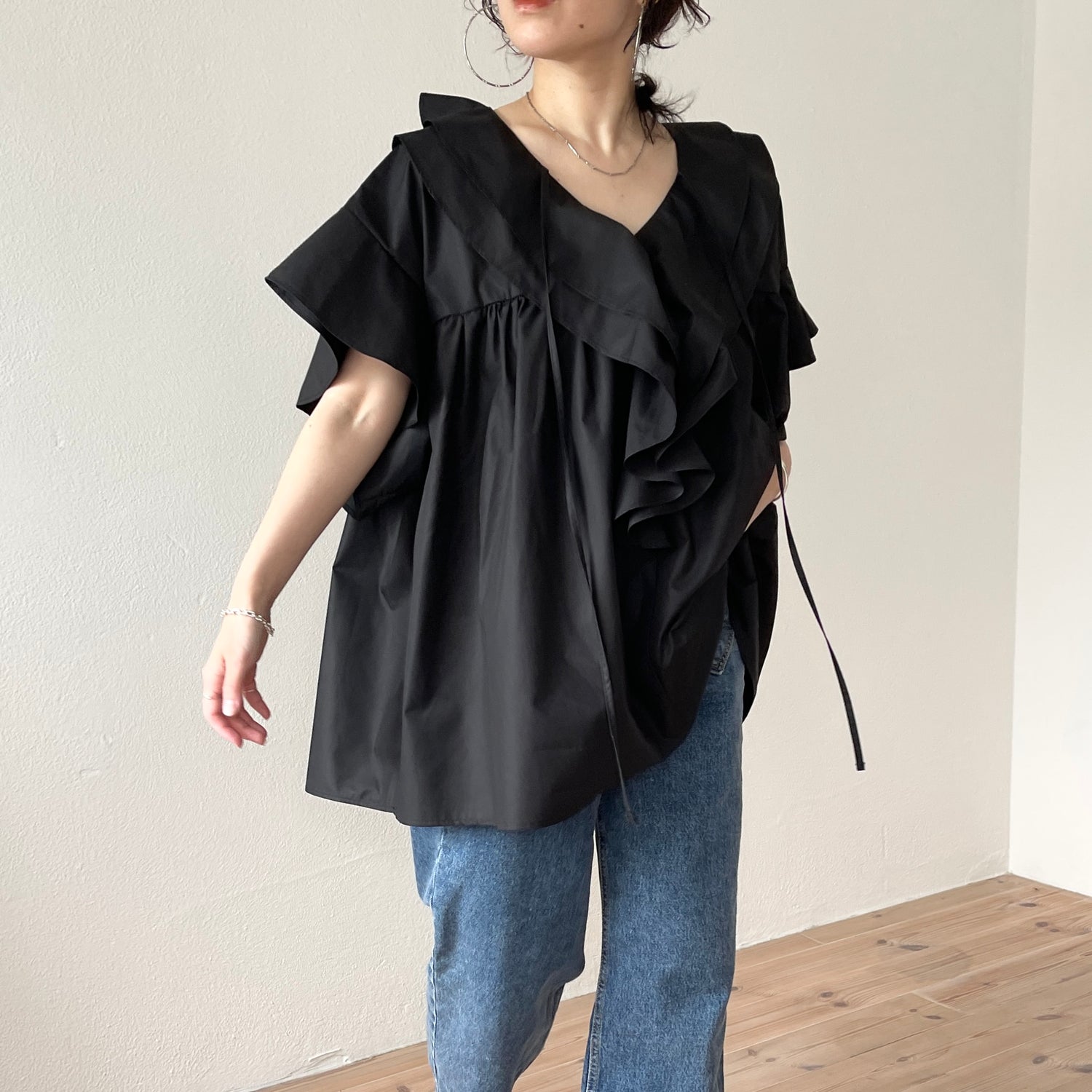 big collar frill half blouse / black