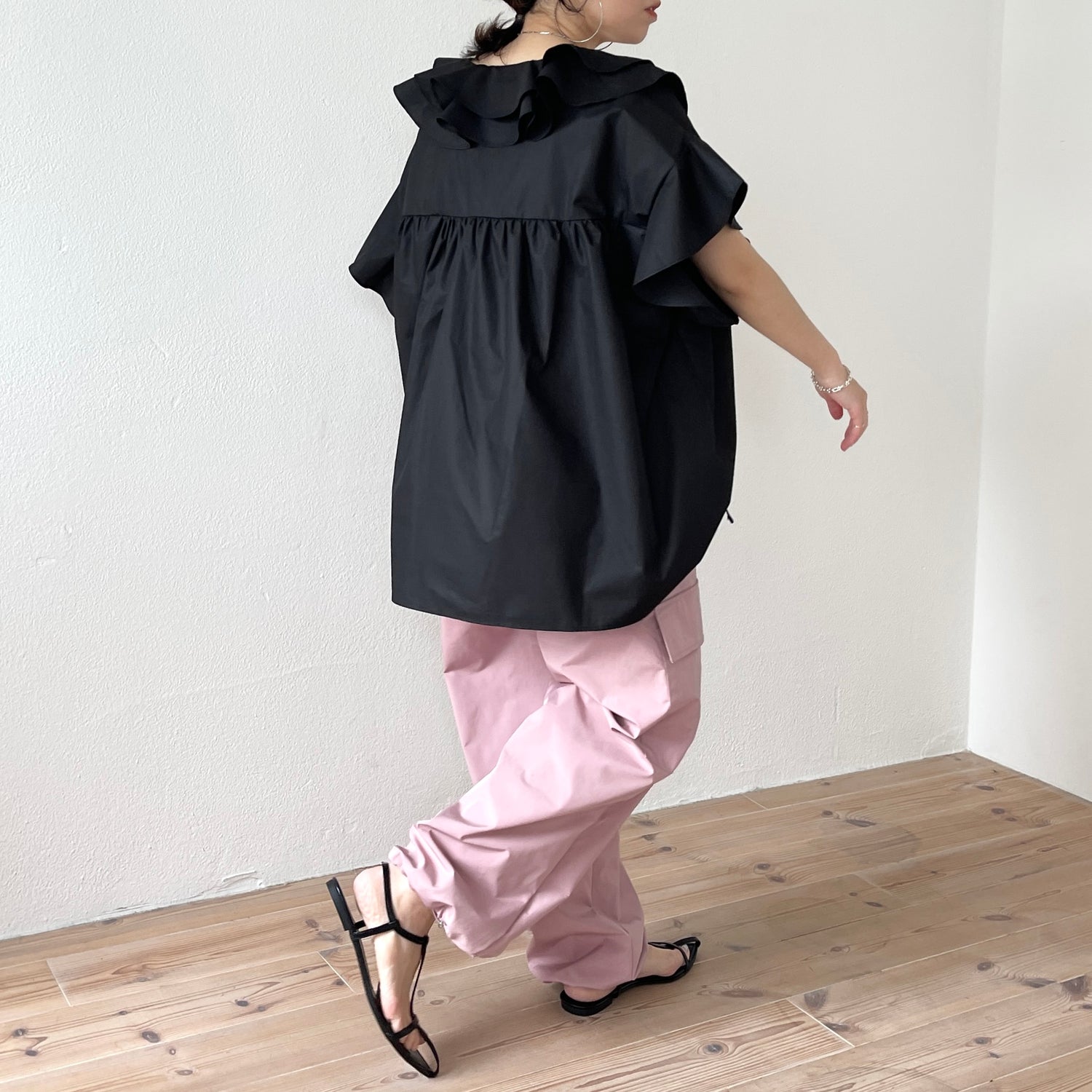 big collar frill half blouse / black