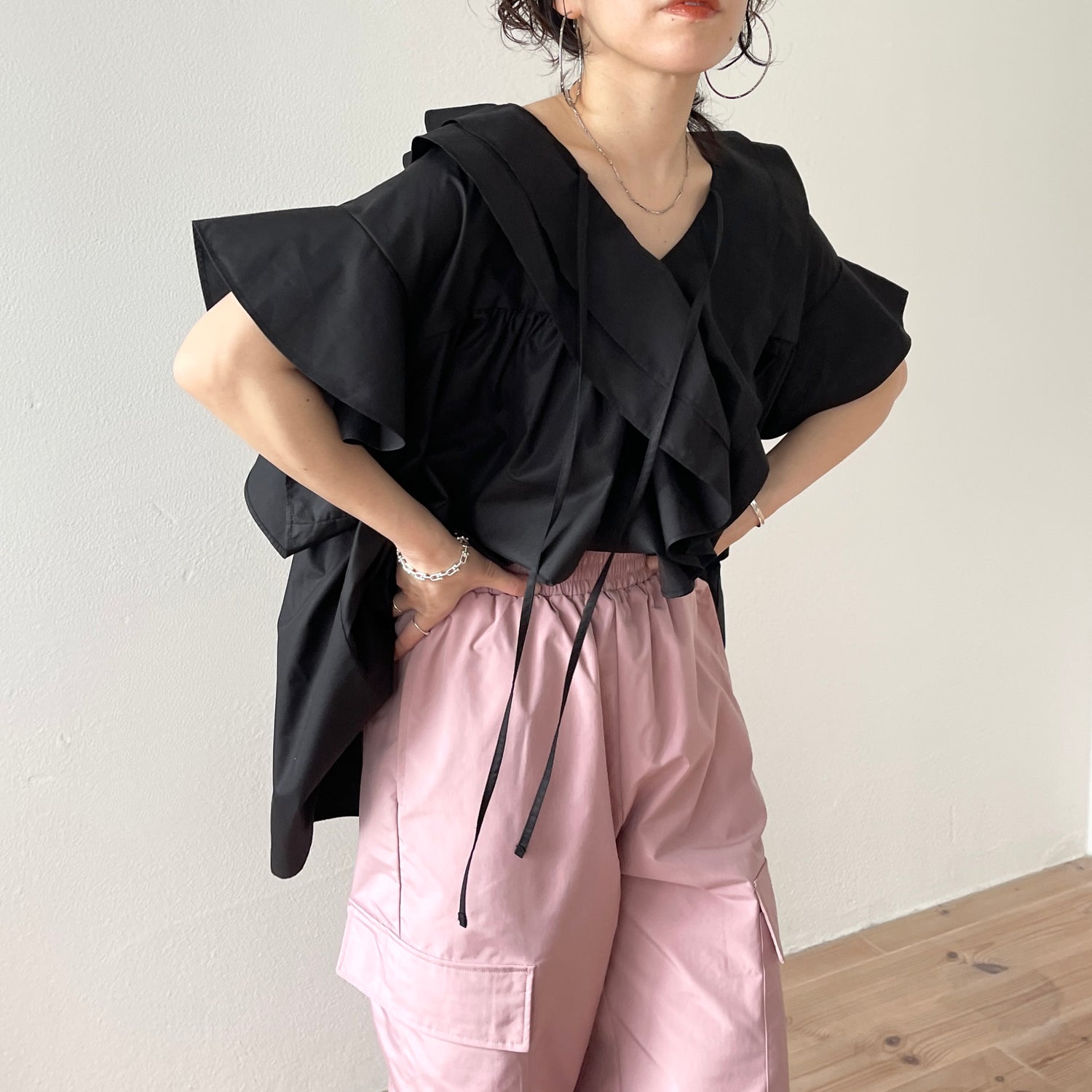 big collar frill half blouse / black