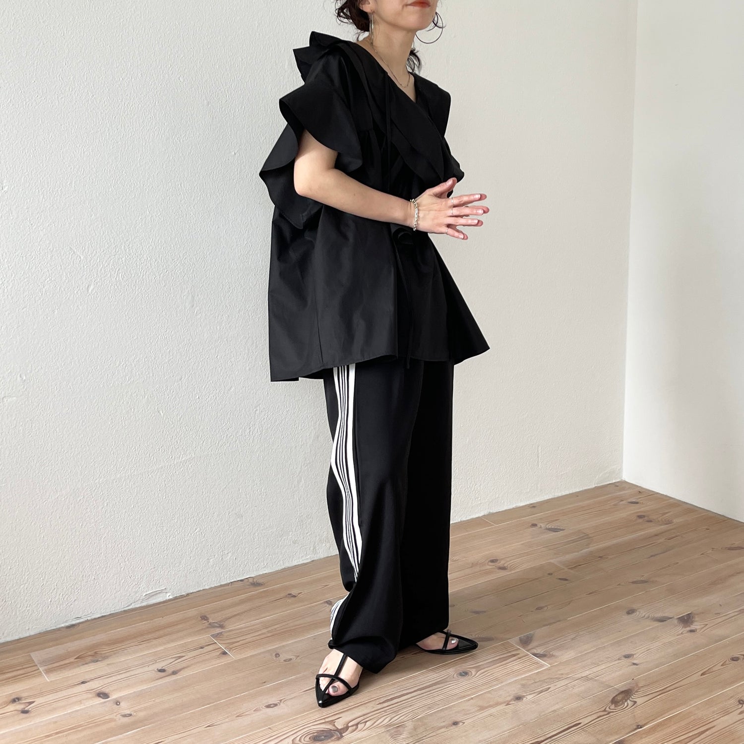 big collar frill half blouse / black