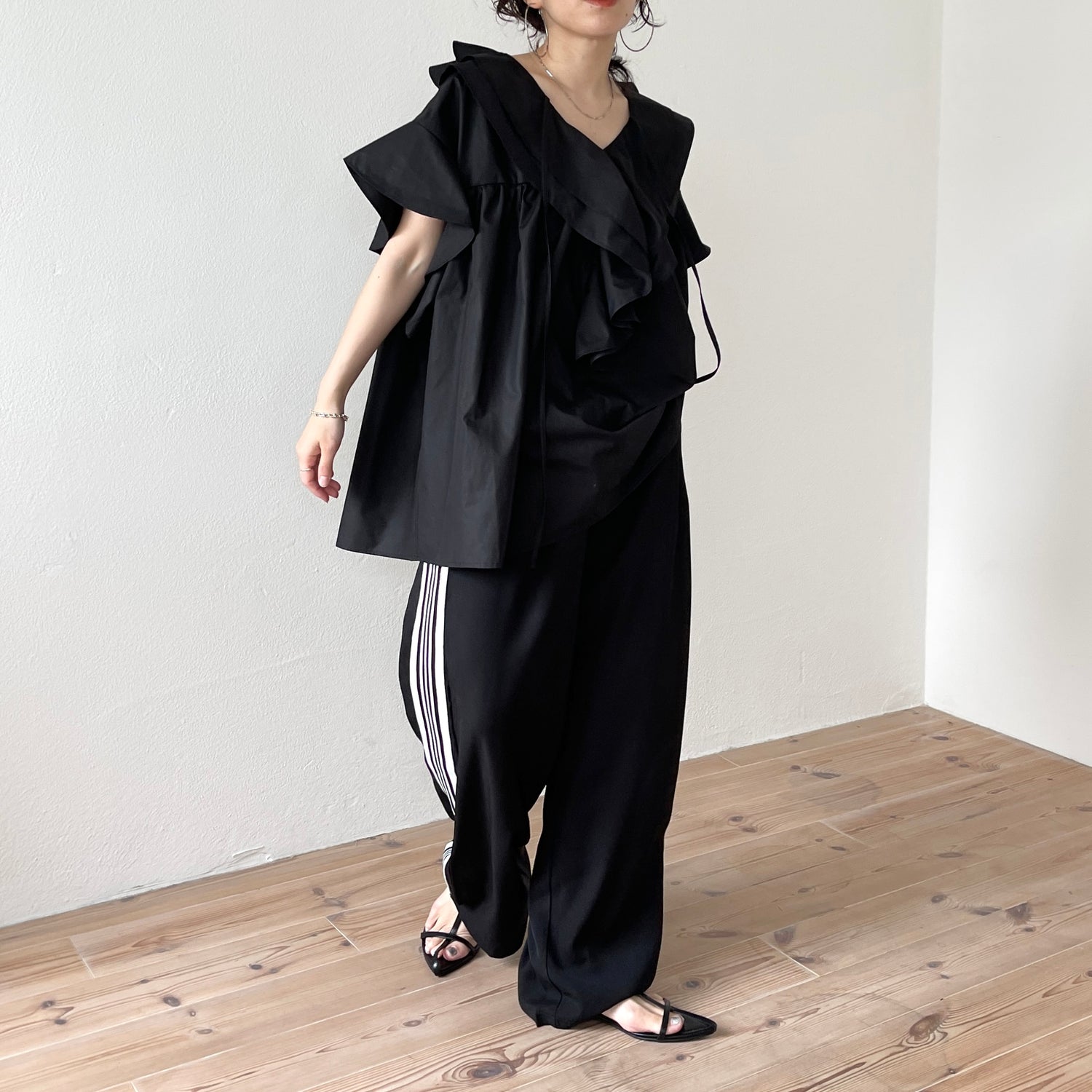 big collar frill half blouse / black