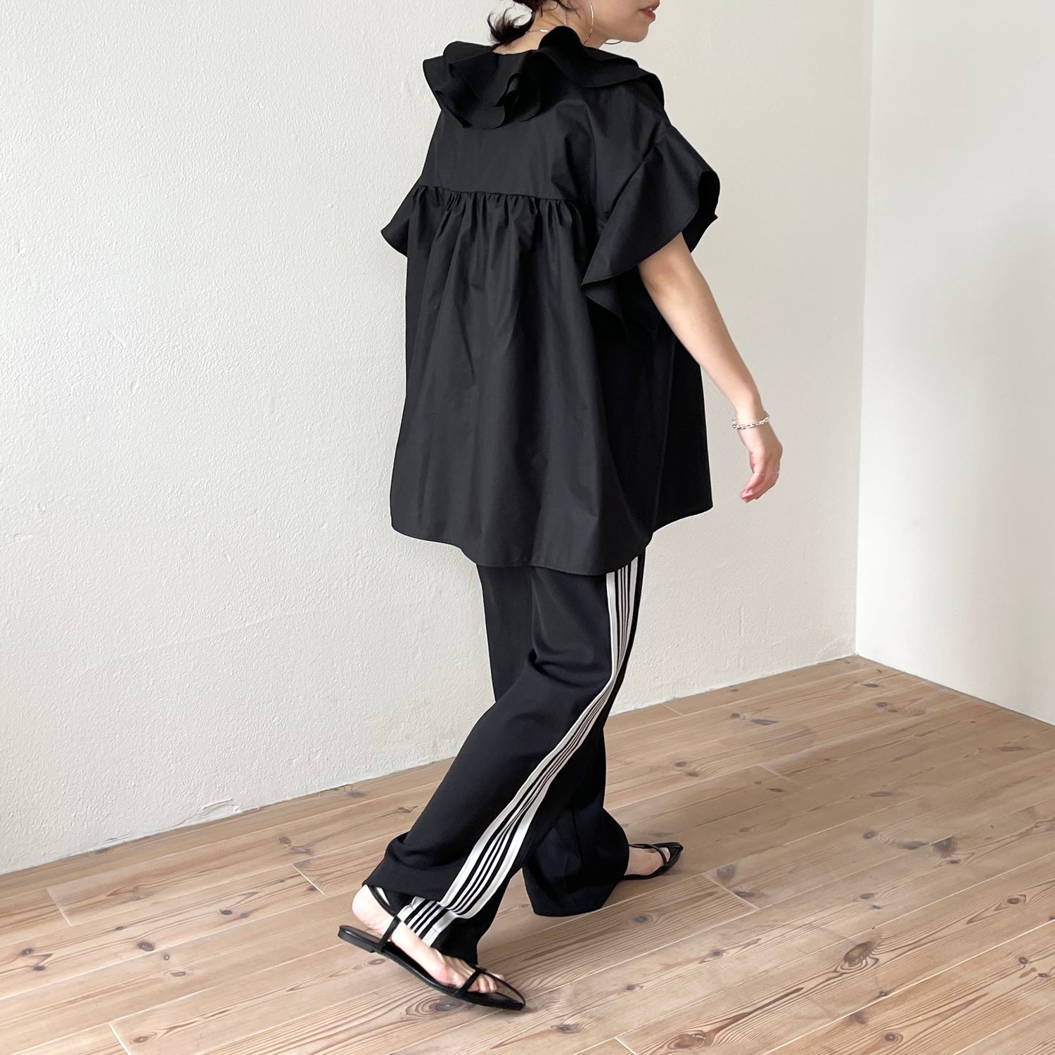 big collar frill half blouse / black