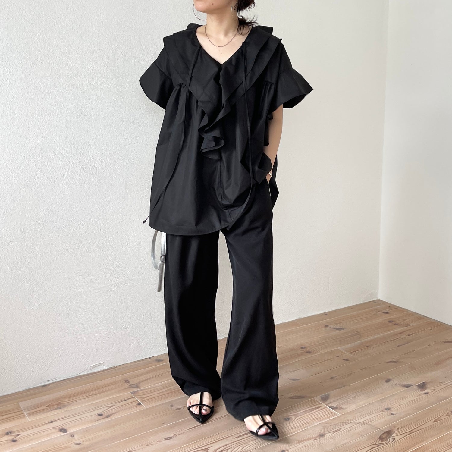 big collar frill half blouse / black