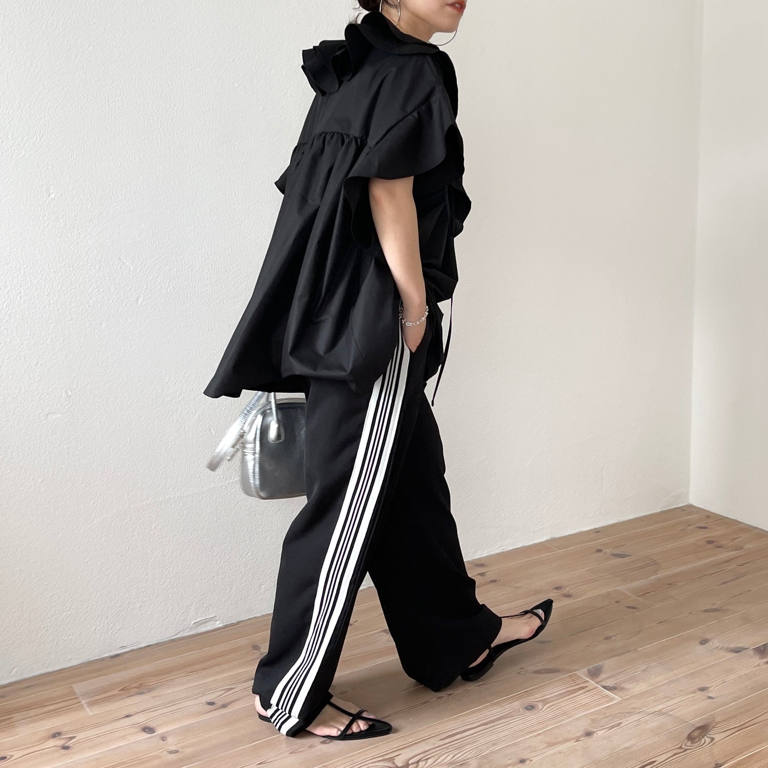 big collar frill half blouse / black