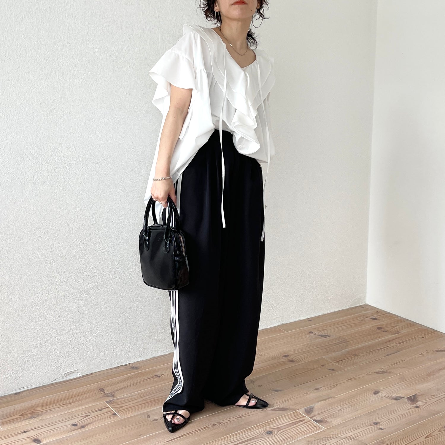 big collar frill half blouse / white