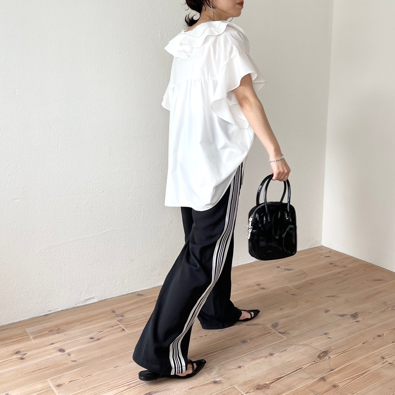 big collar frill half blouse / white