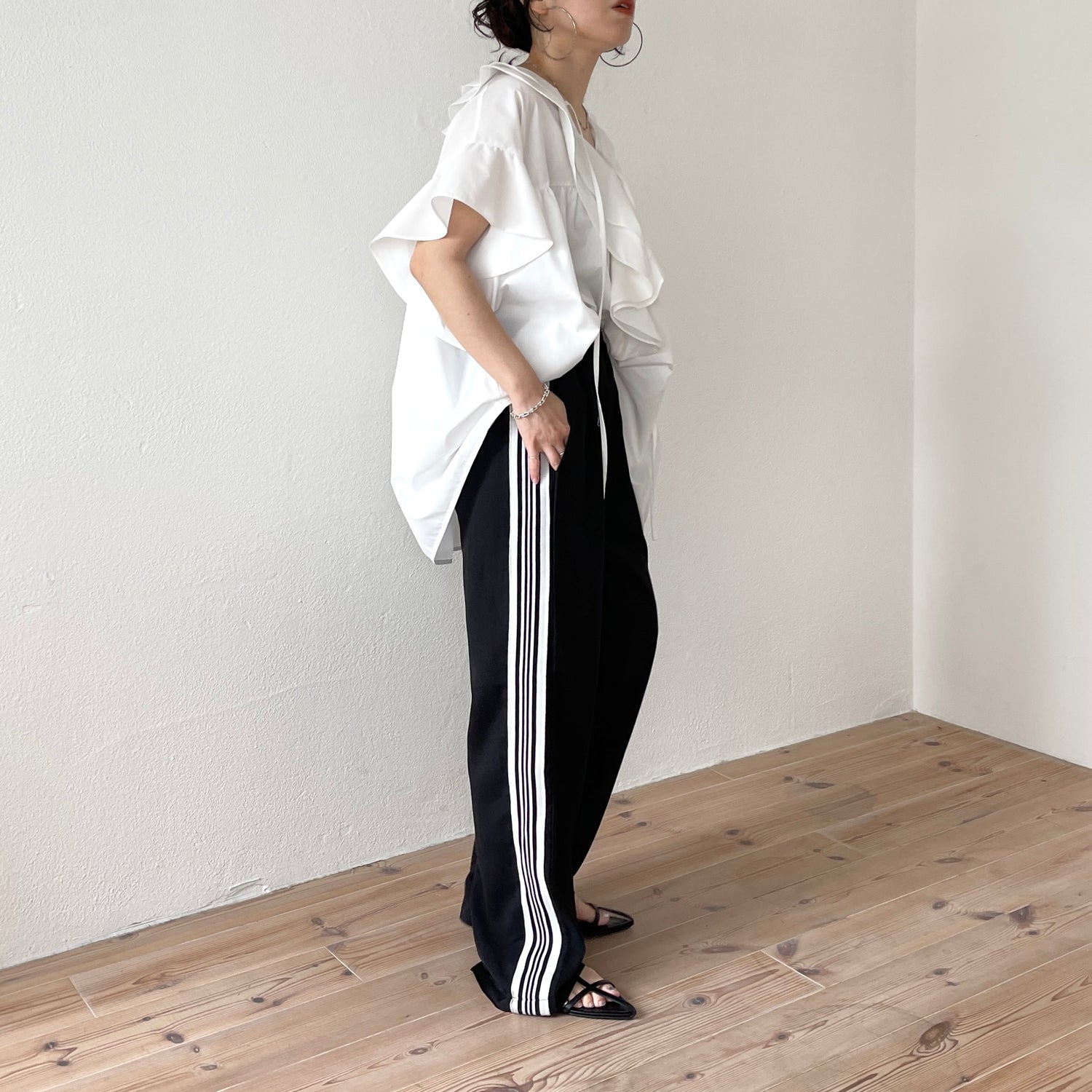 big collar frill half blouse / white
