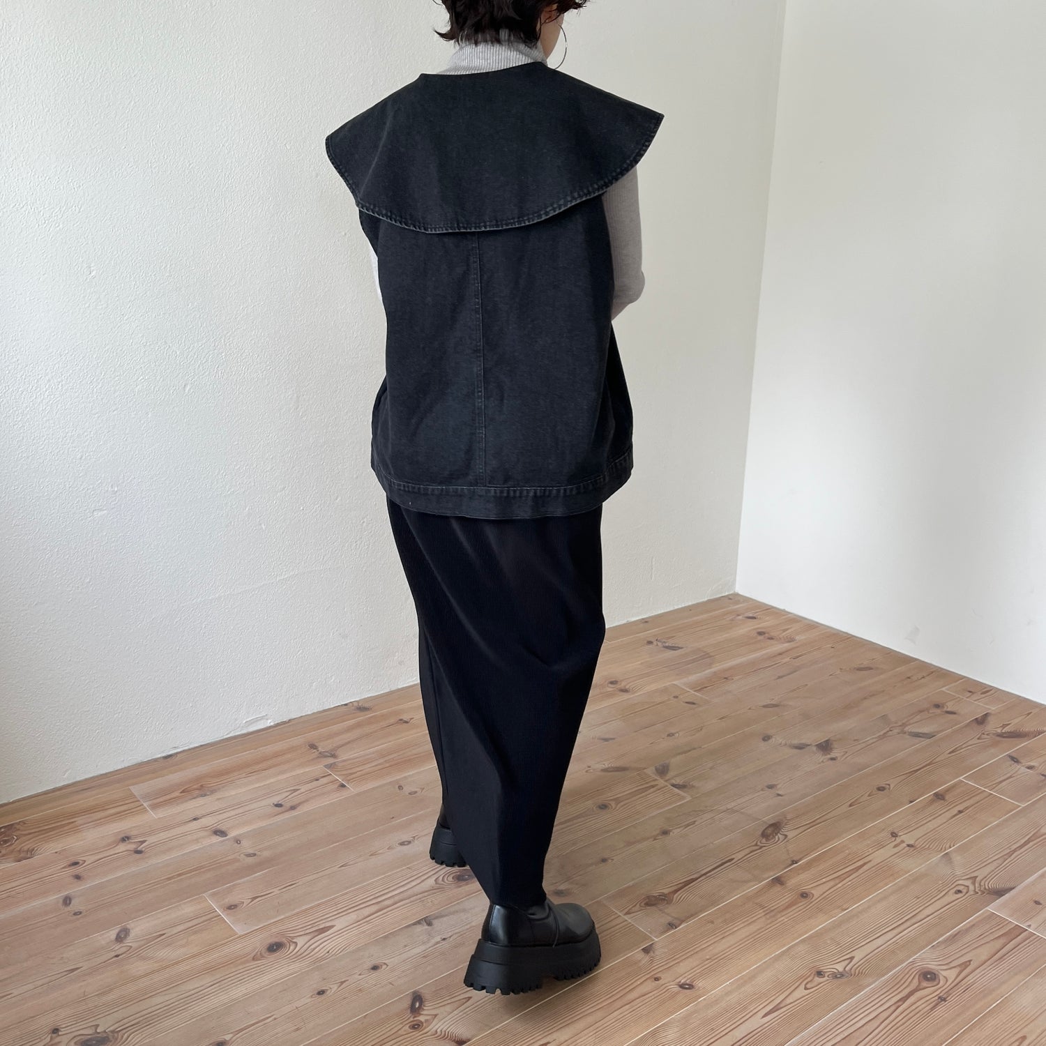 vintage like big collar denim vest / black