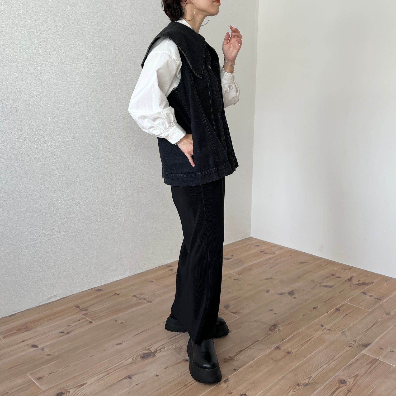vintage like big collar denim vest / black