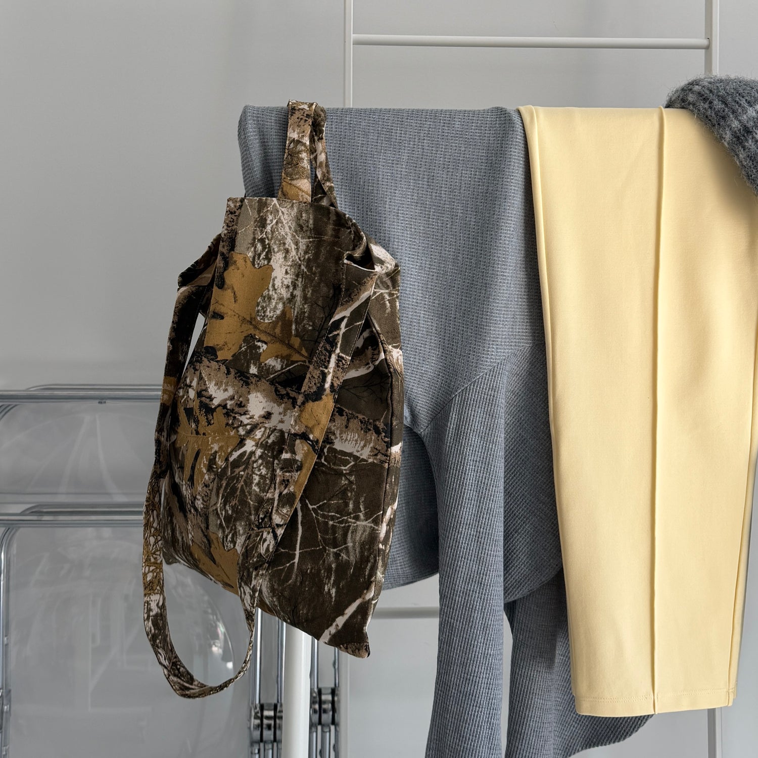 plus one tote / rear tree
