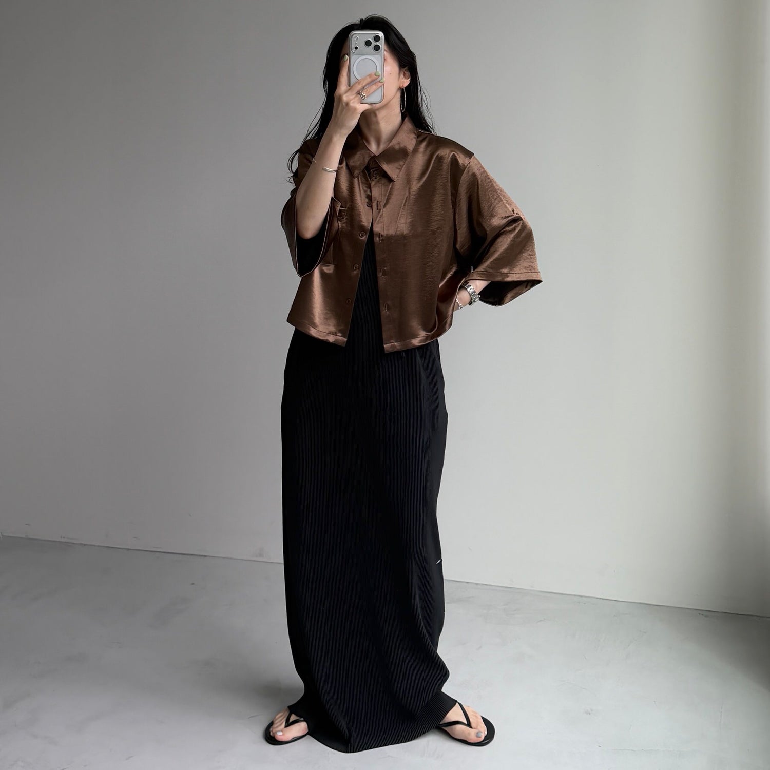 glossy cropped satin shirt / brown