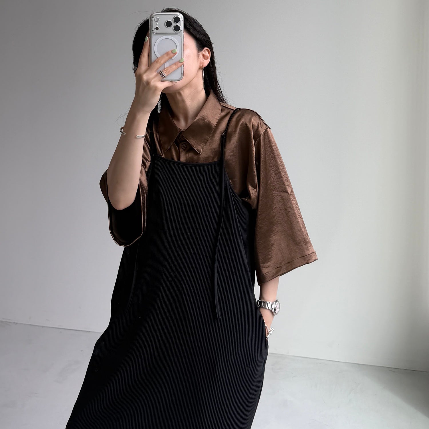 glossy cropped satin shirt / brown