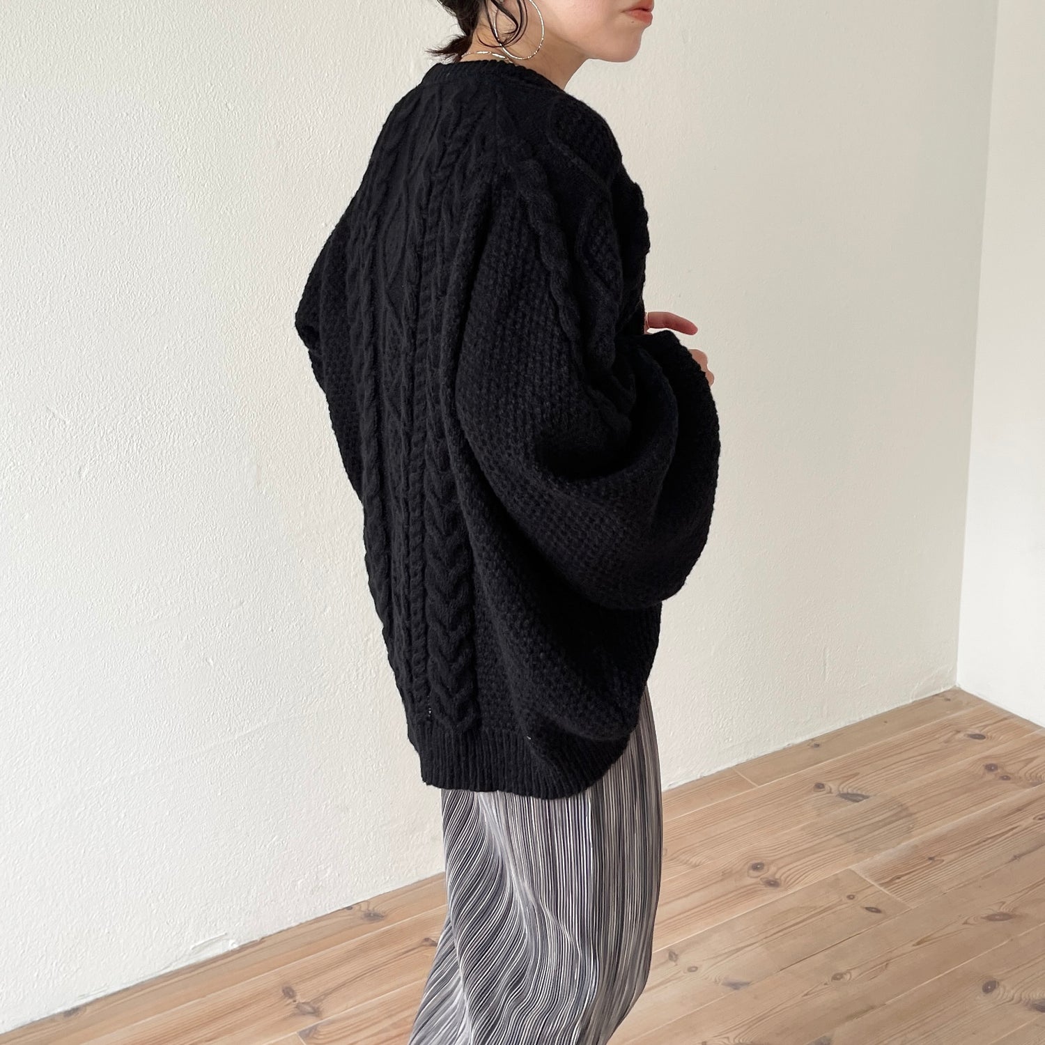 volume sleeve cable knit / black