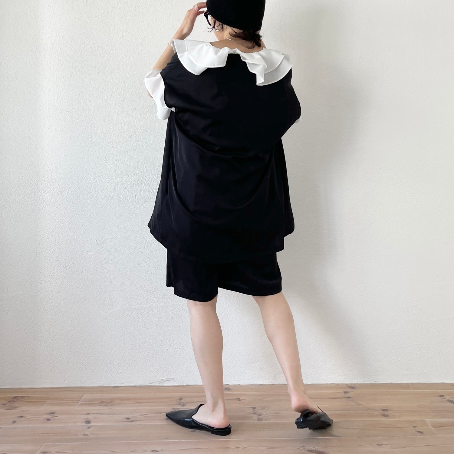 【SAMPLE】over size satin like vest / black