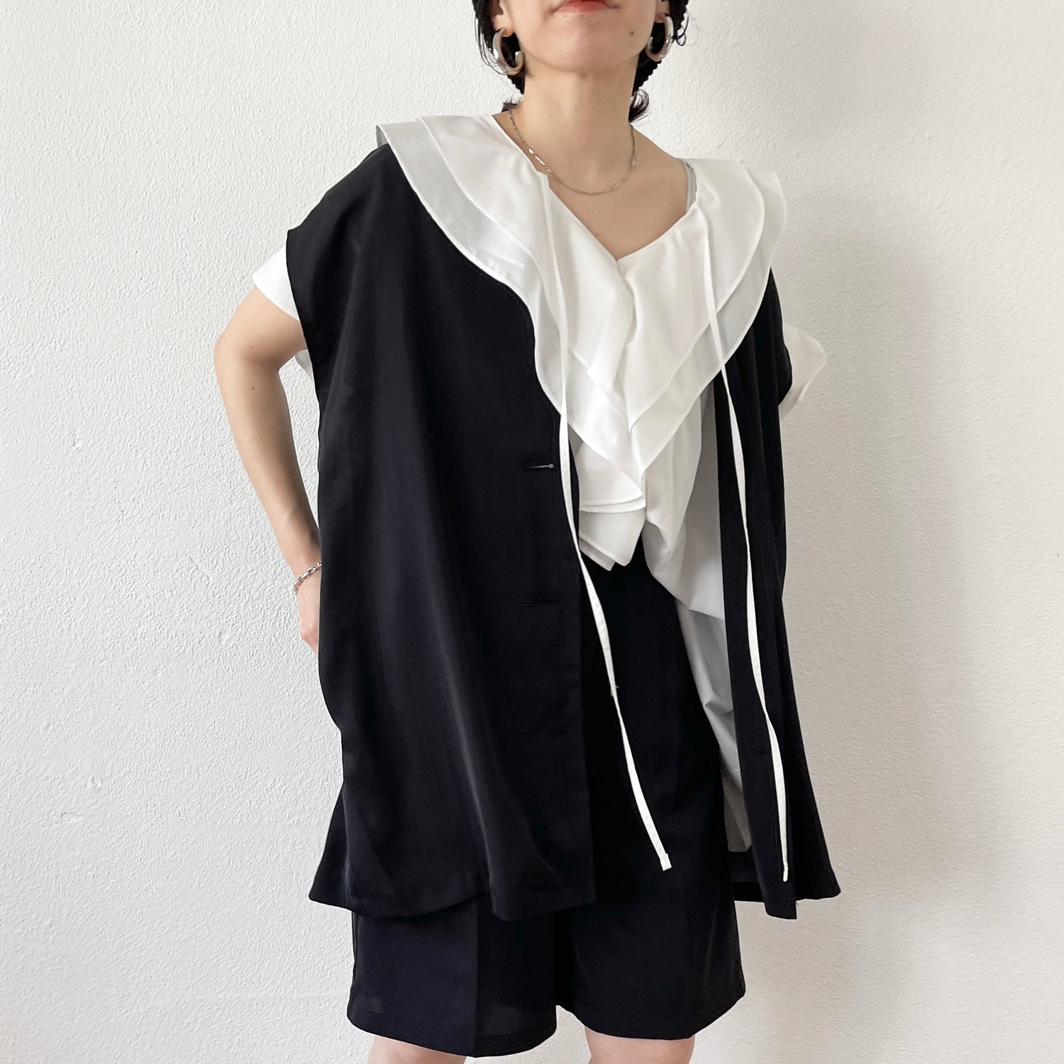 【SAMPLE】over size satin like vest / black