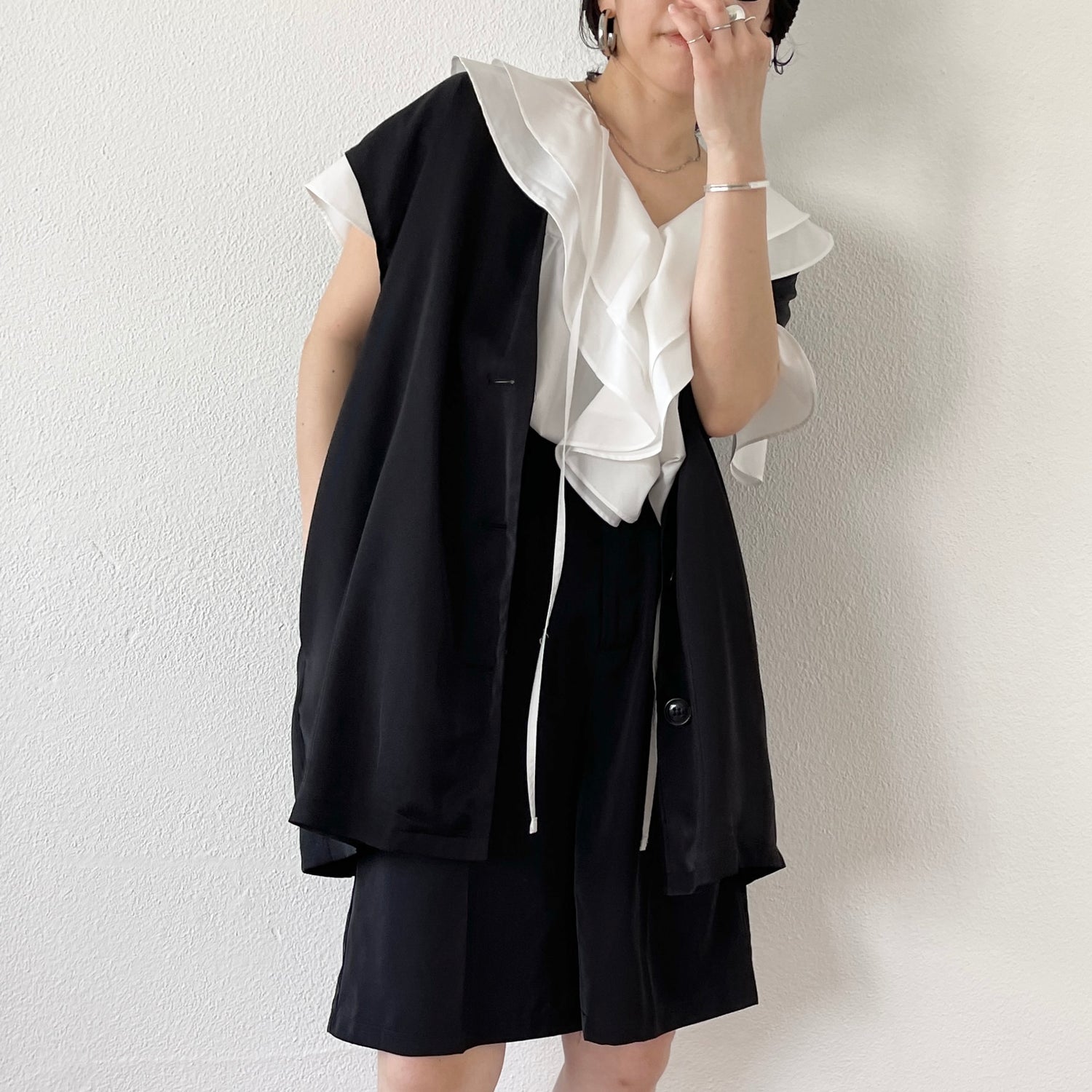 【SAMPLE】over size satin like vest / black