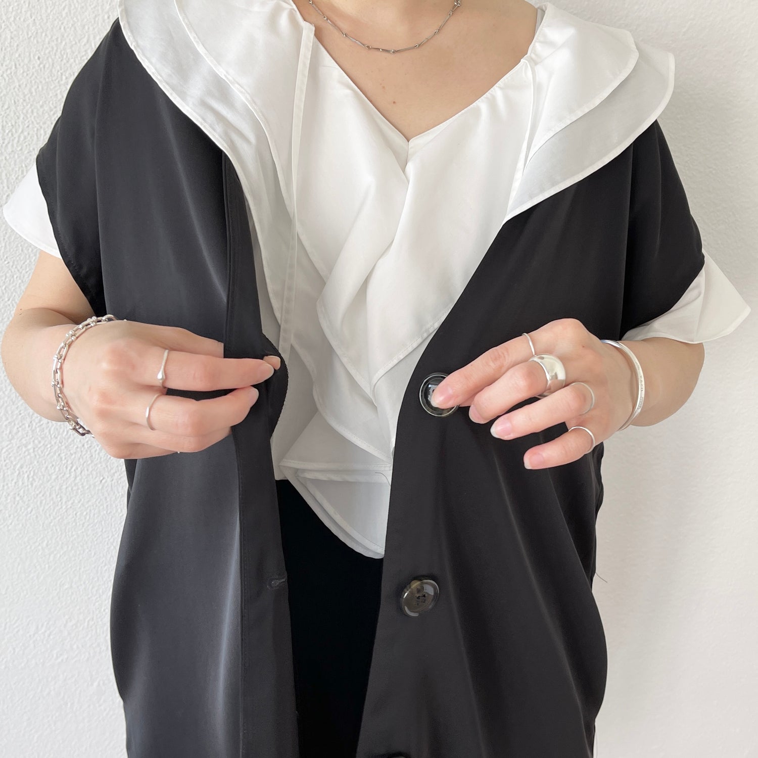 【SAMPLE】over size satin like vest / black