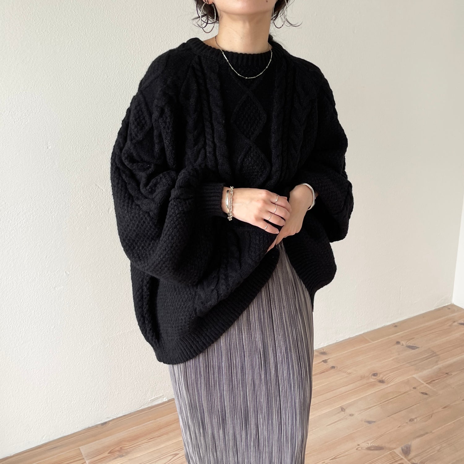 volume sleeve cable knit / black