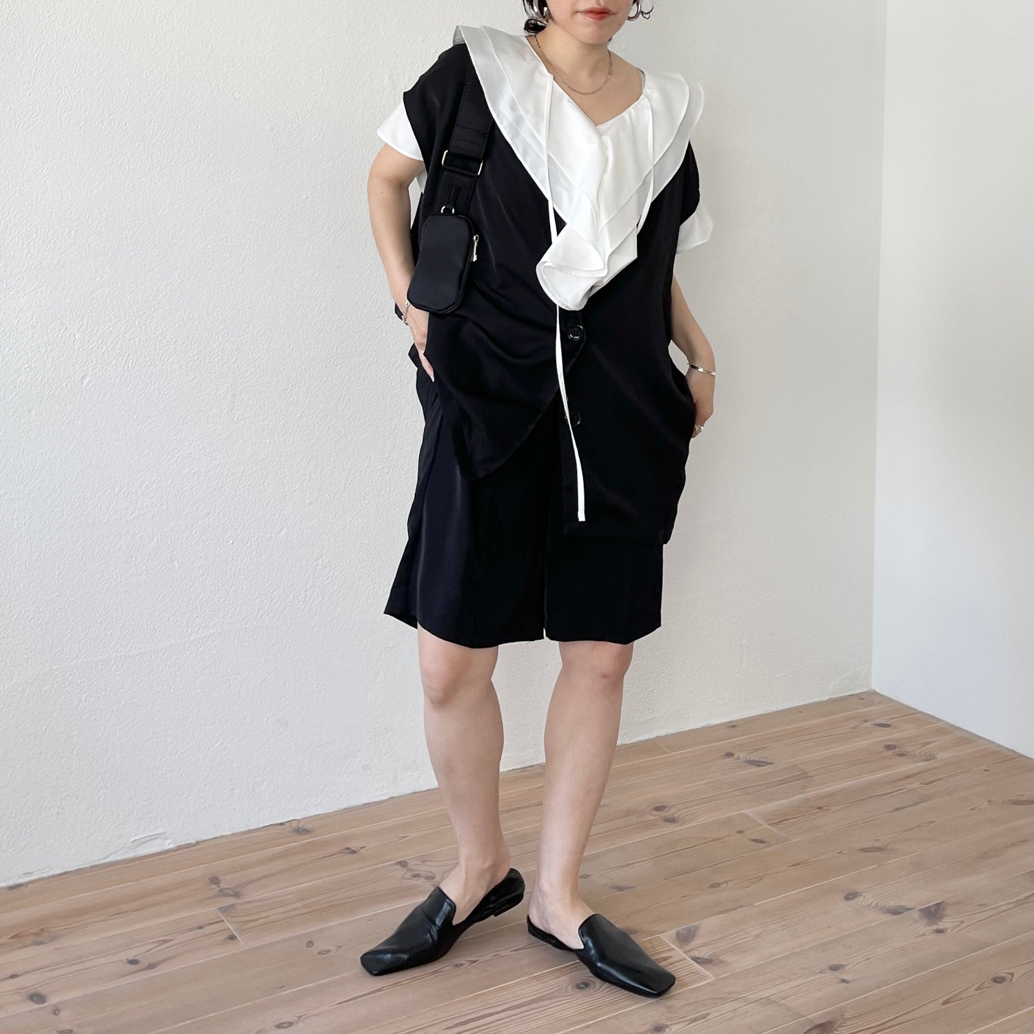 【SAMPLE】over size satin like vest / black