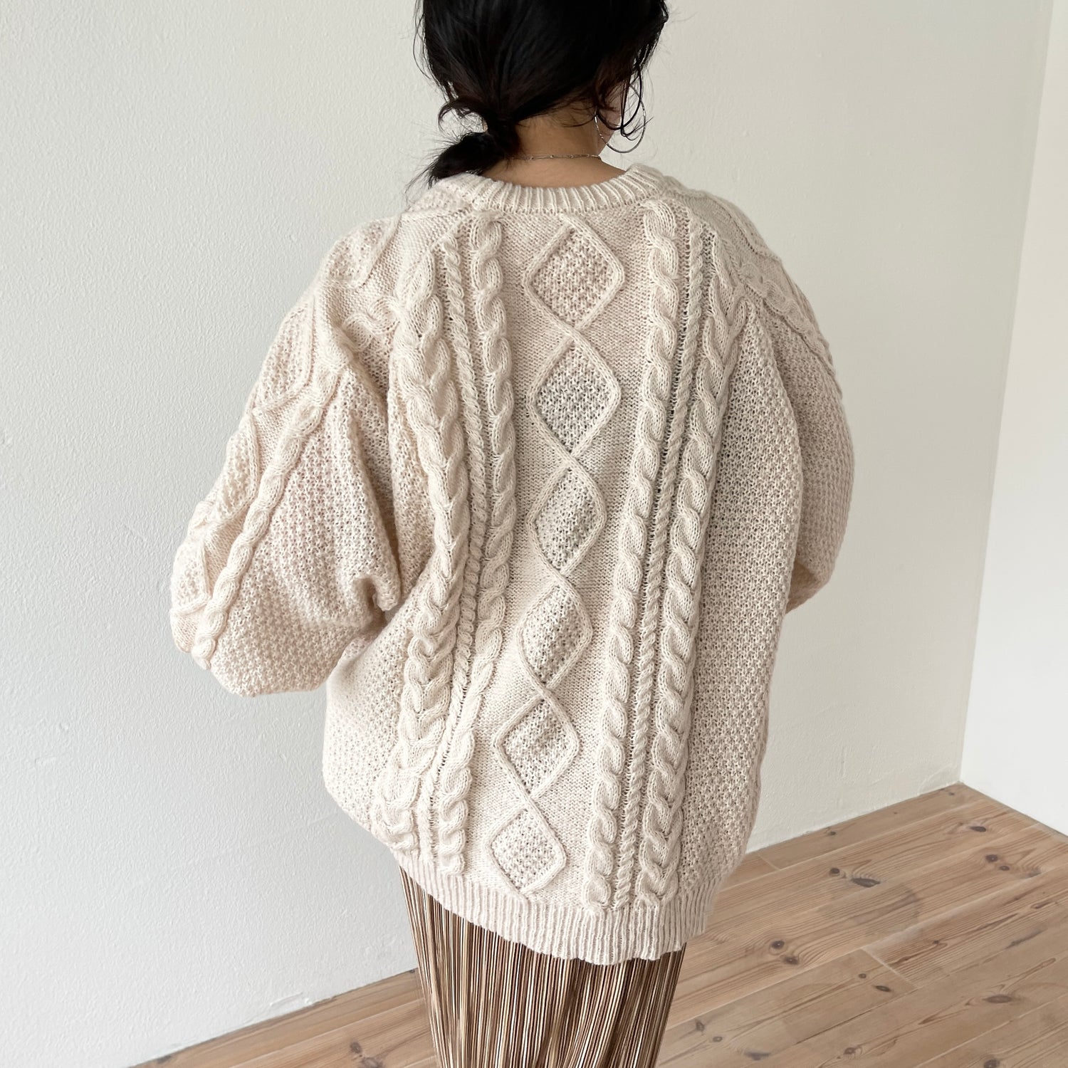 volume sleeve cable knit / ivory