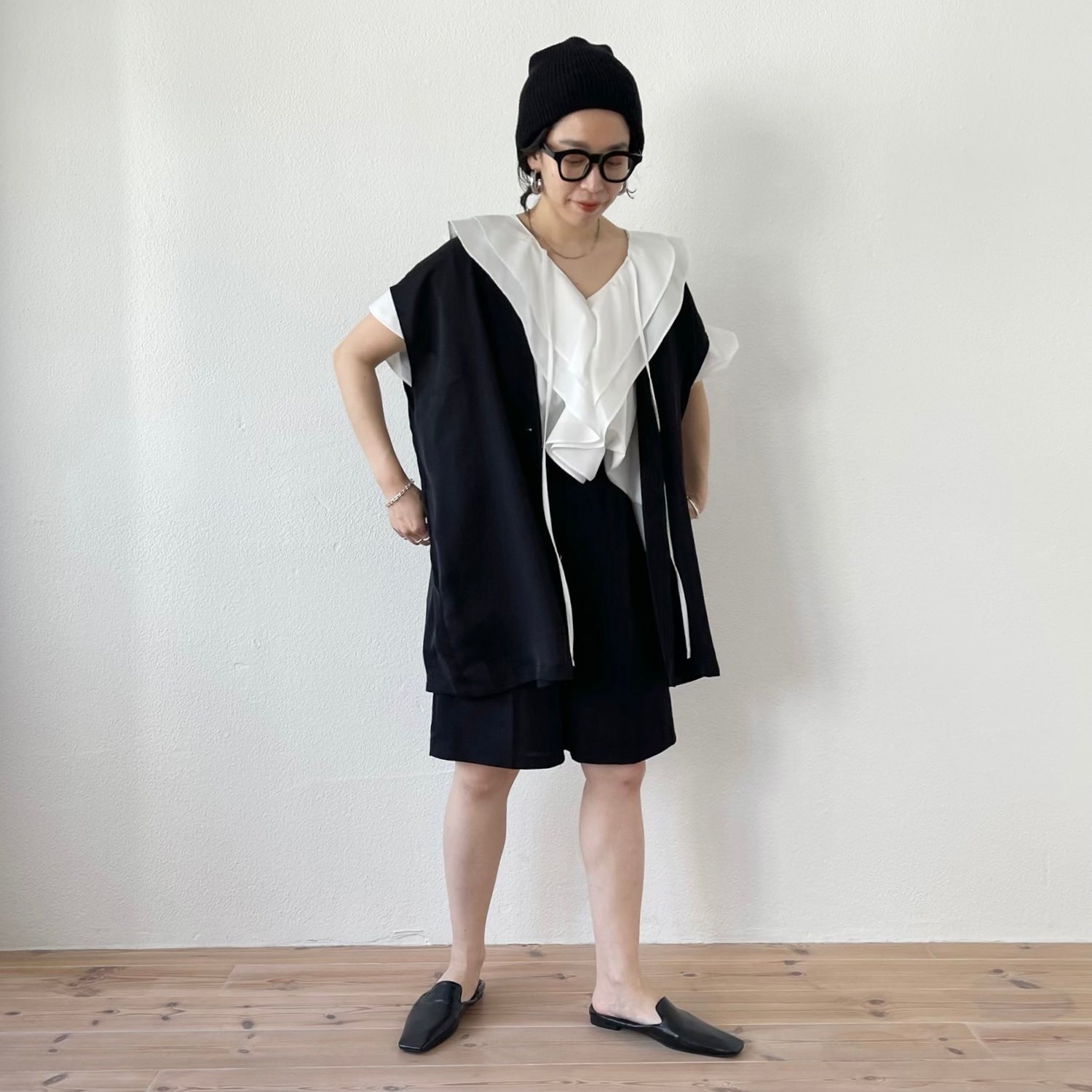 【SAMPLE】over size satin like vest / black