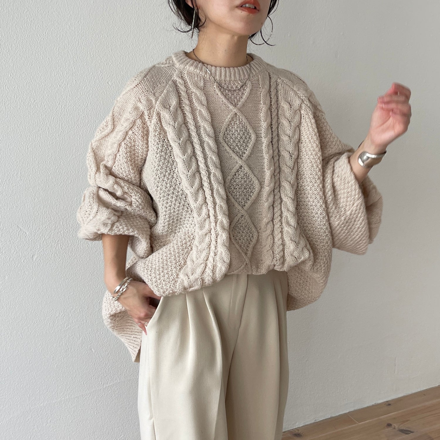 volume sleeve cable knit / ivory
