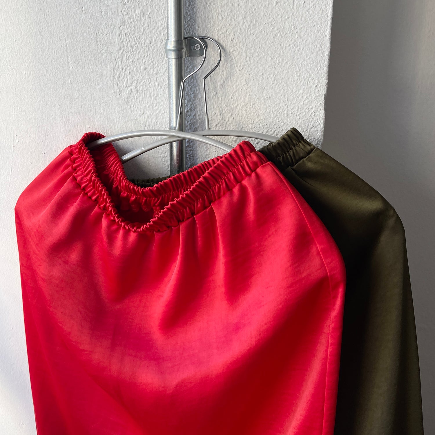 style up relax satin mermaid skirt / red[ long ]
