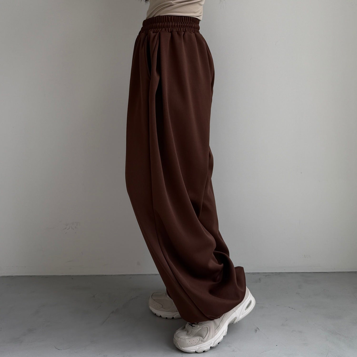 super loose sweat pants / brown