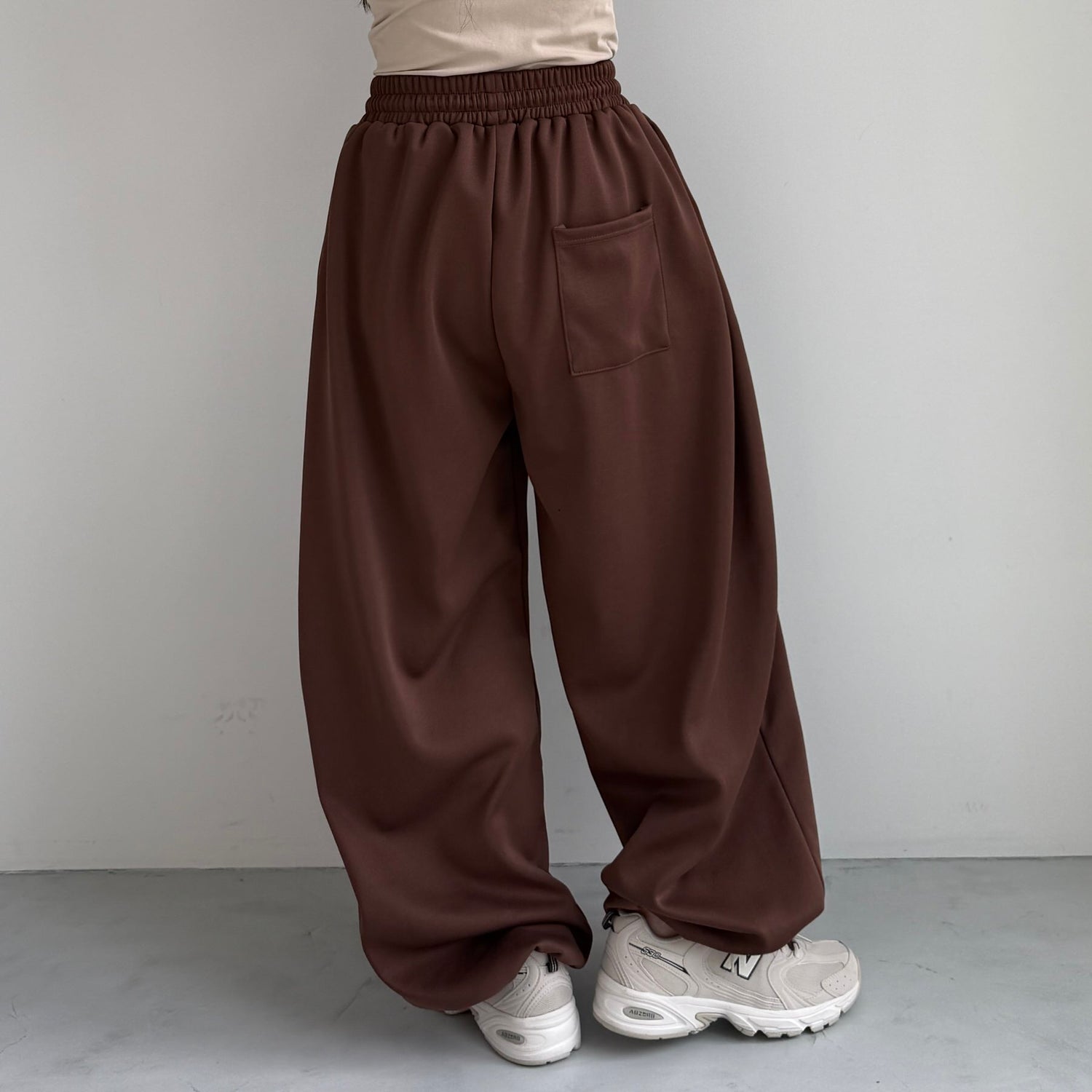 super loose sweat pants / brown
