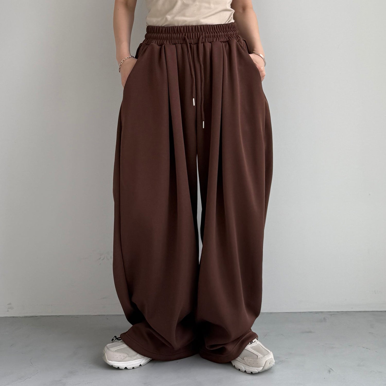 super loose sweat pants / brown