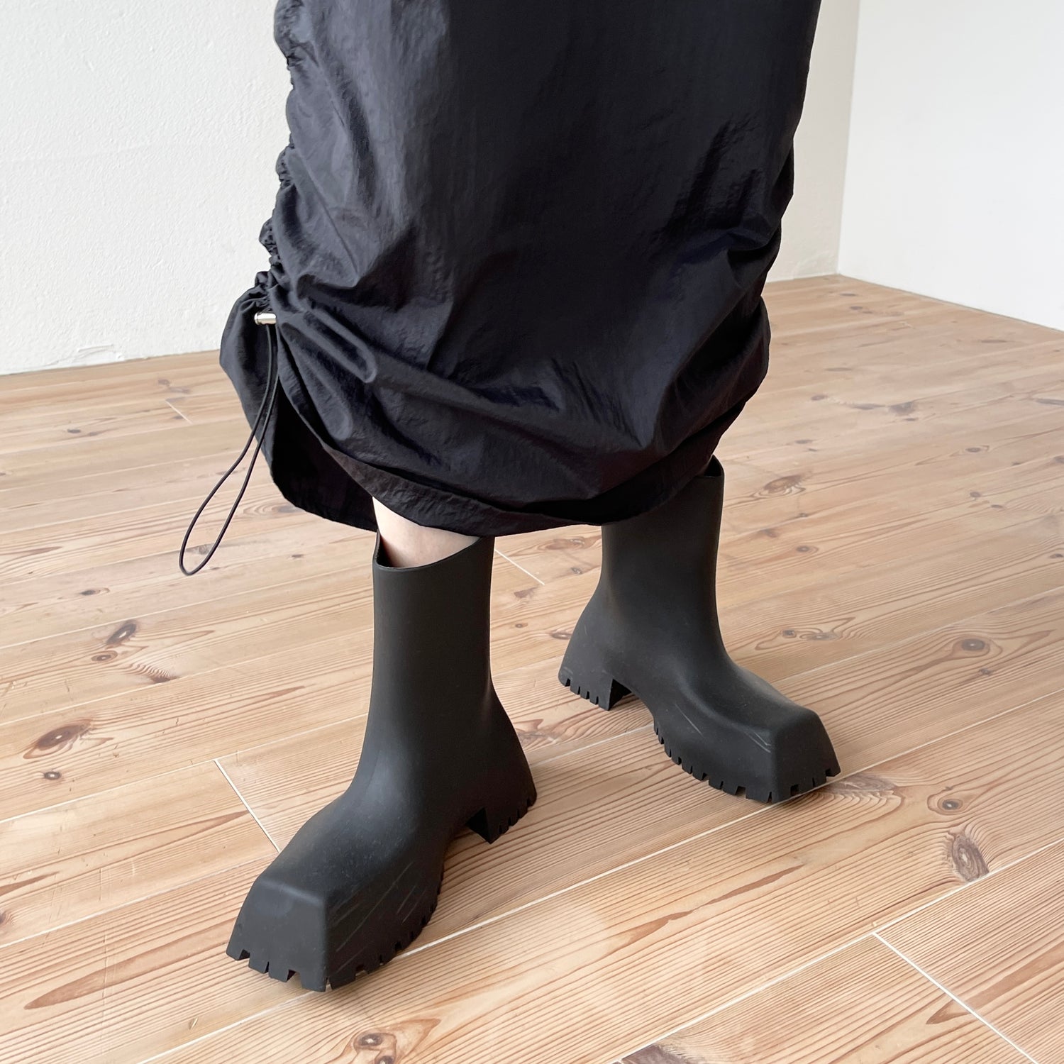 volume rain boots / black