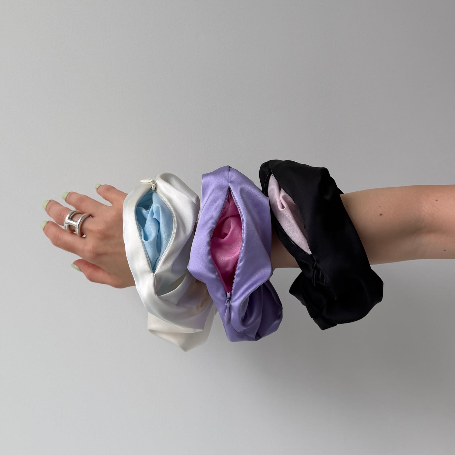 【2点SET】satin pouch chouchou ×  milky lace camisole