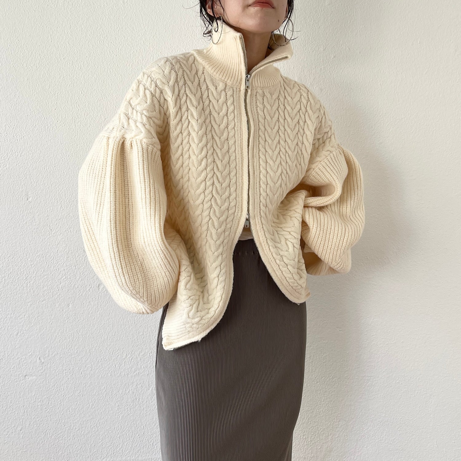 volume sleeve cable knit cardigan / ivory | wee9s | ウィークス