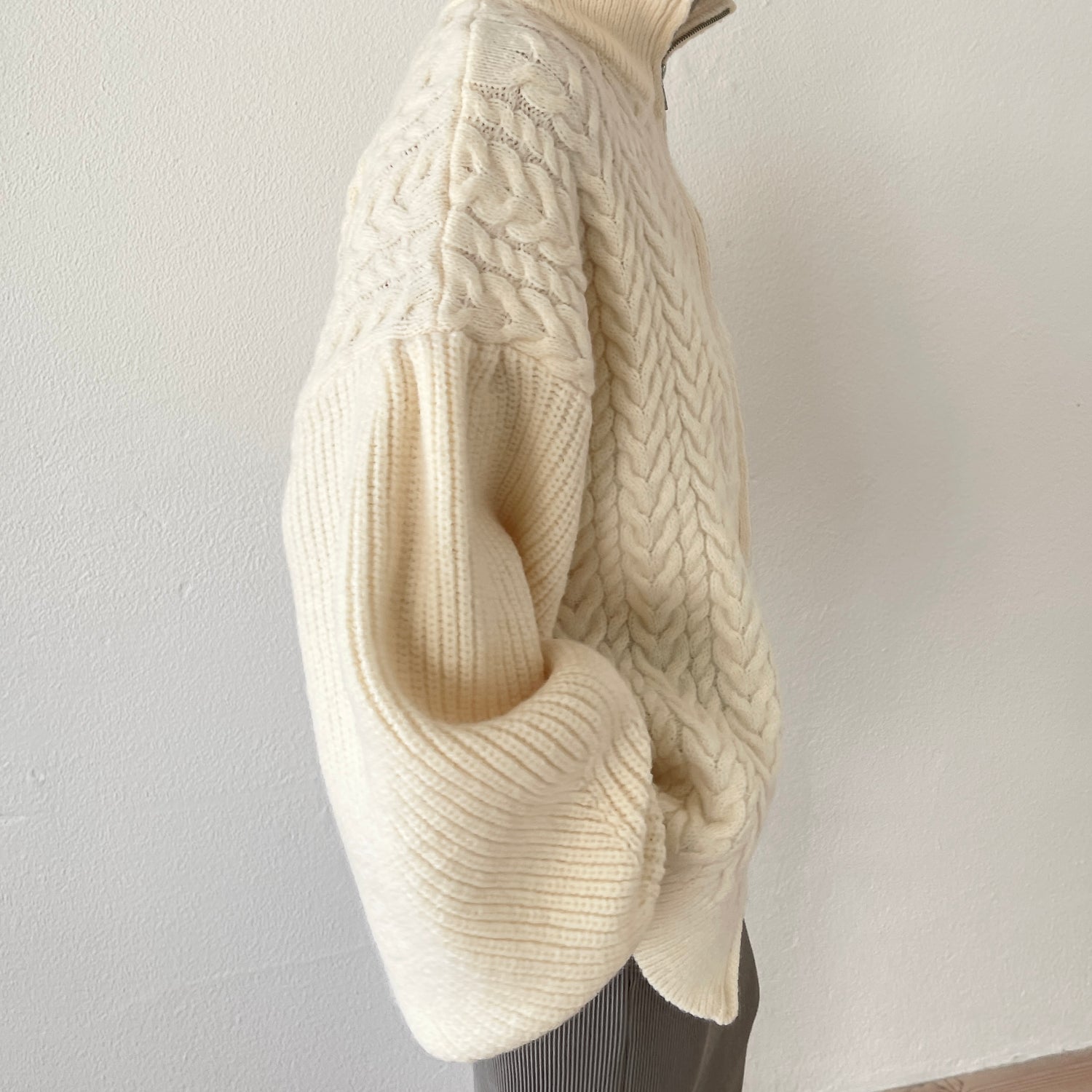 volume sleeve cable knit cardigan / ivory
