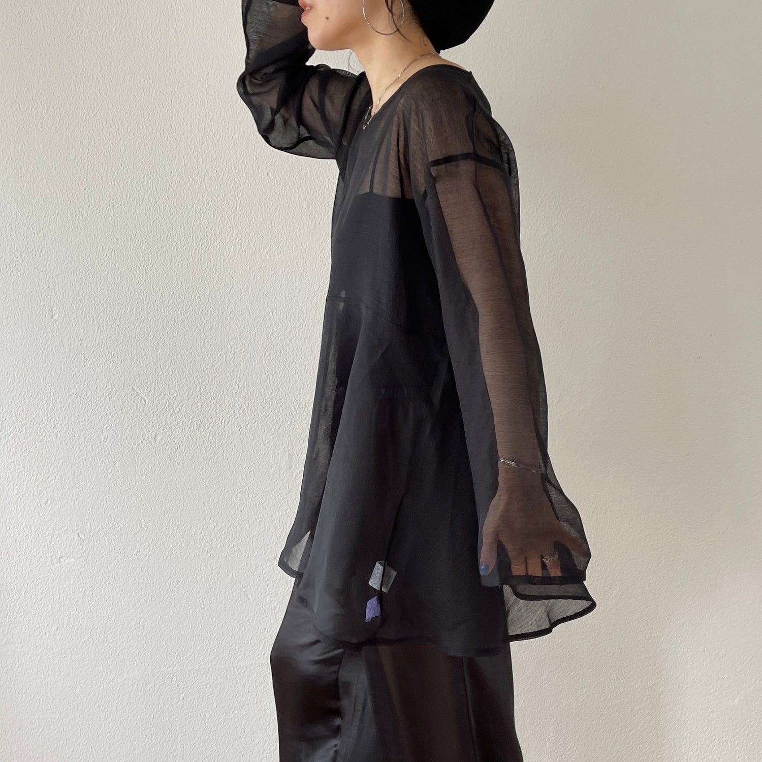 over size sheer flare tops / black