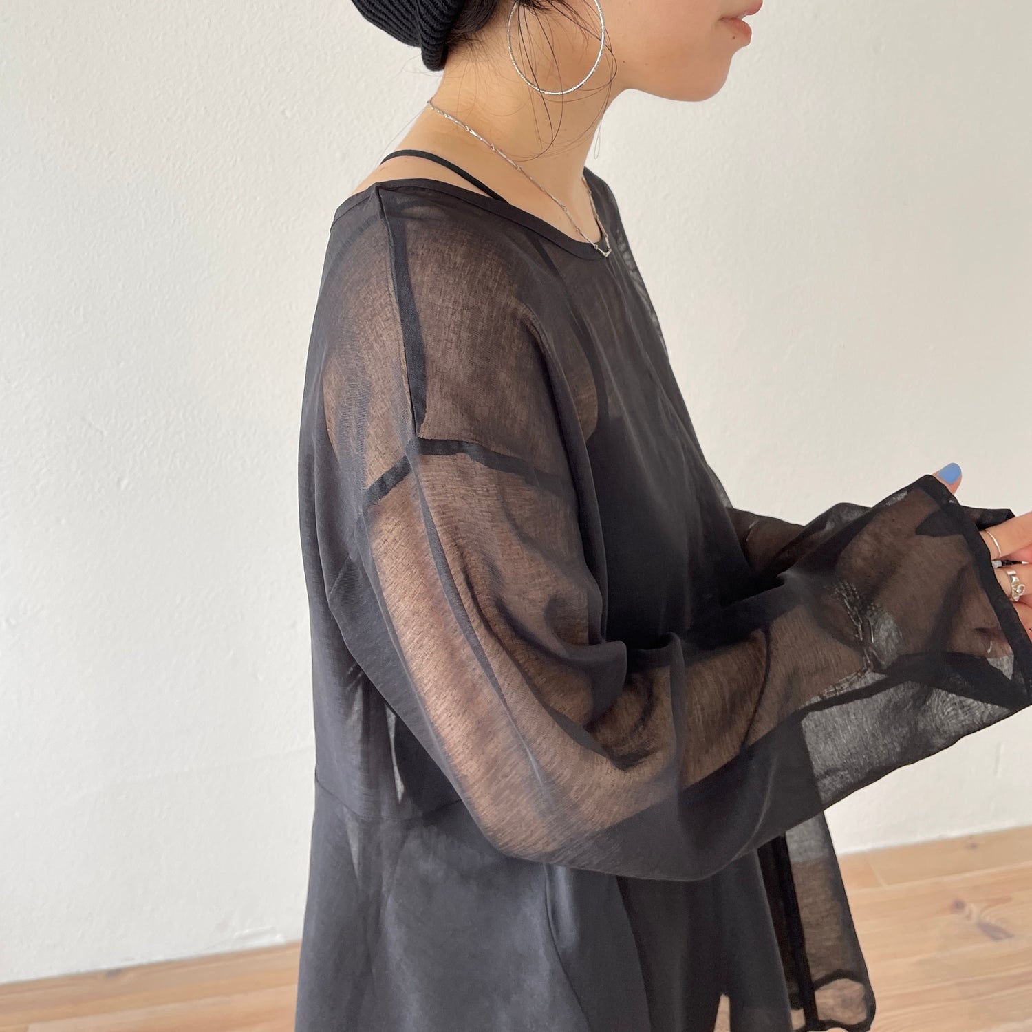 over size sheer flare tops / black