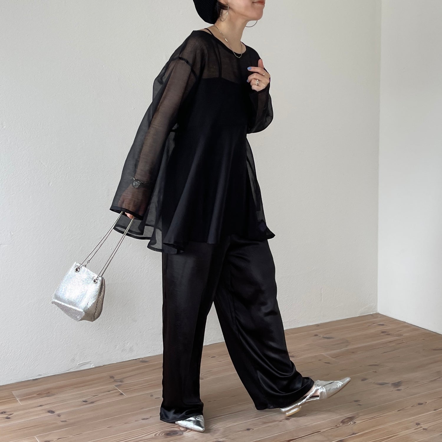 over size sheer flare tops / black