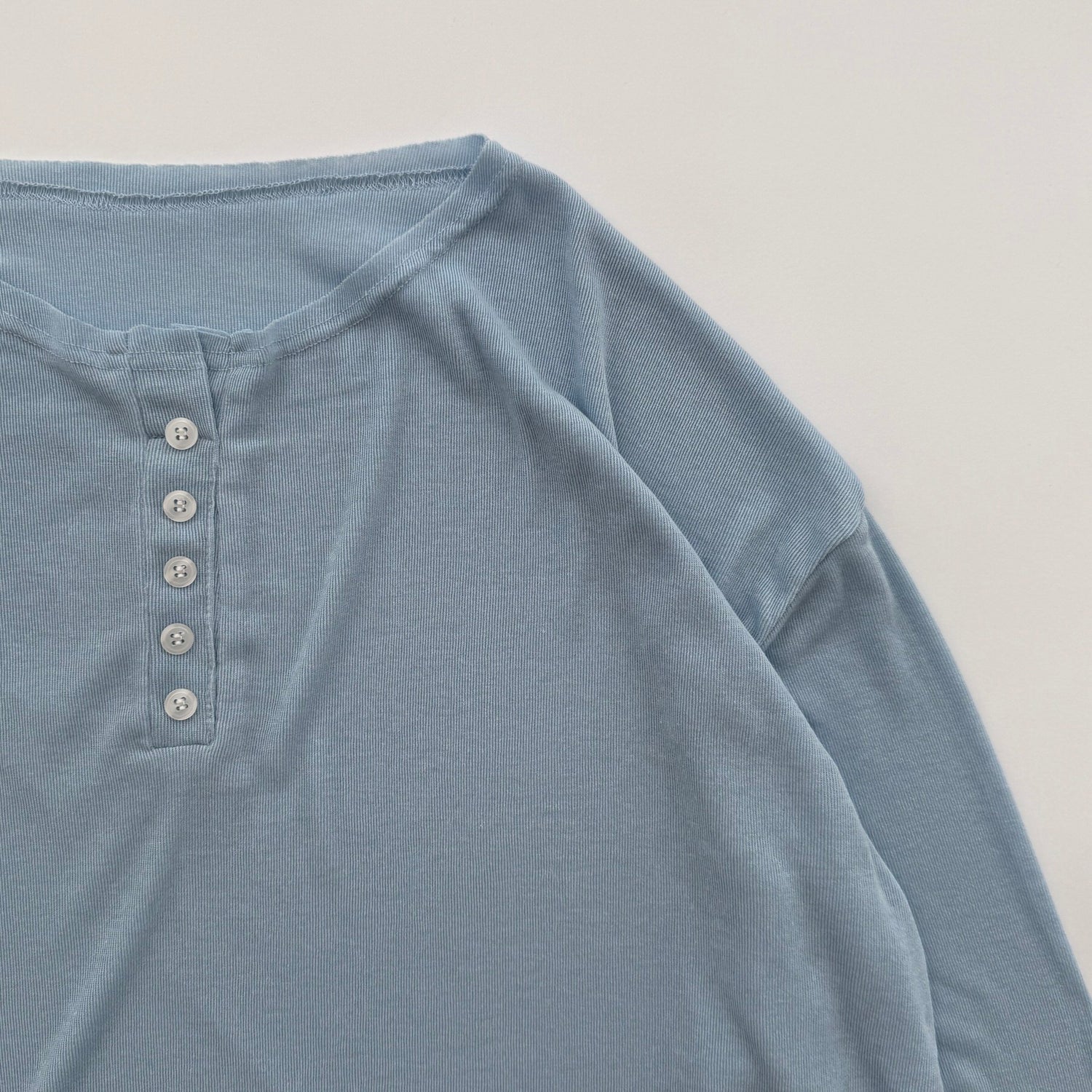 【SAMPLE】softy touch button tee / blue