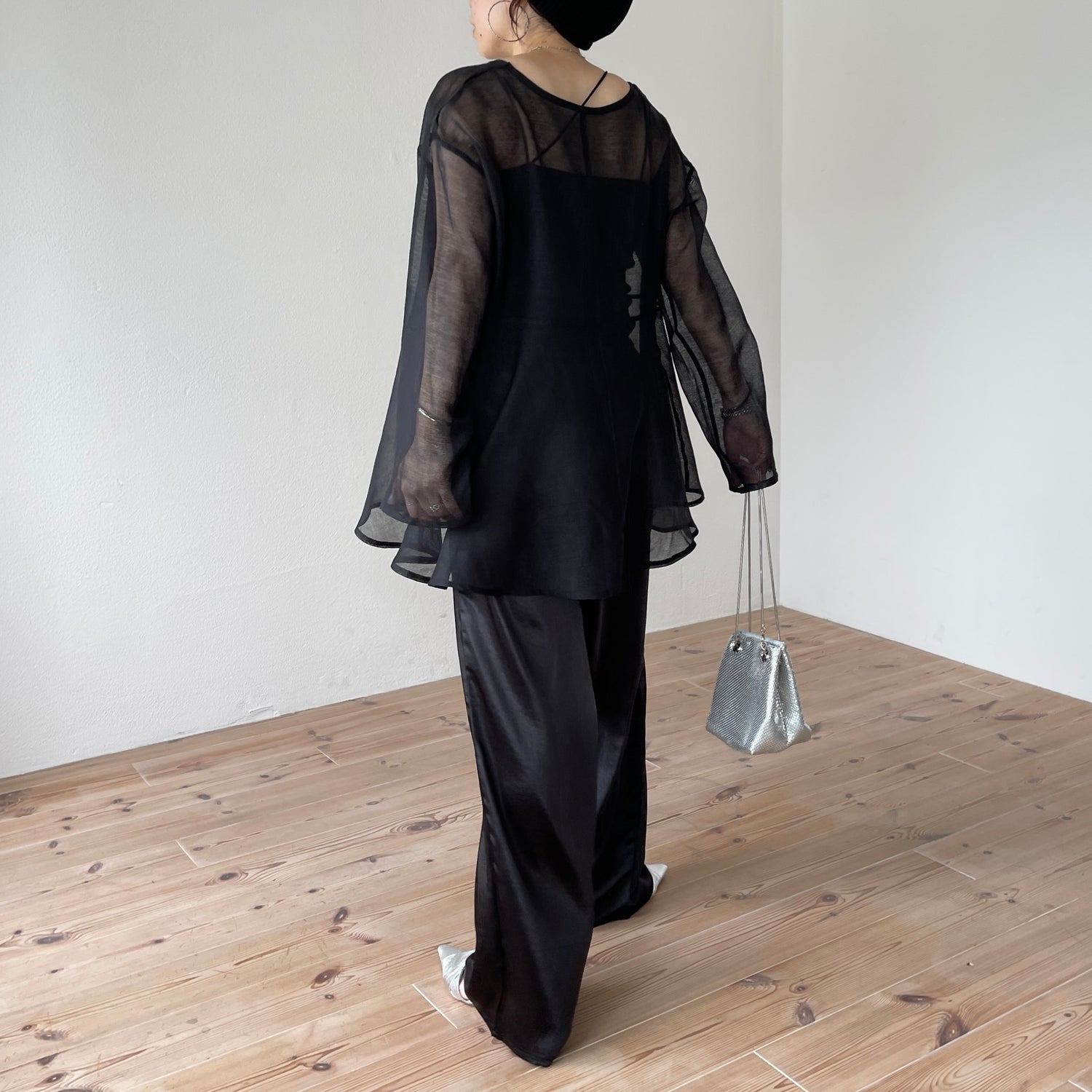 over size sheer flare tops / black