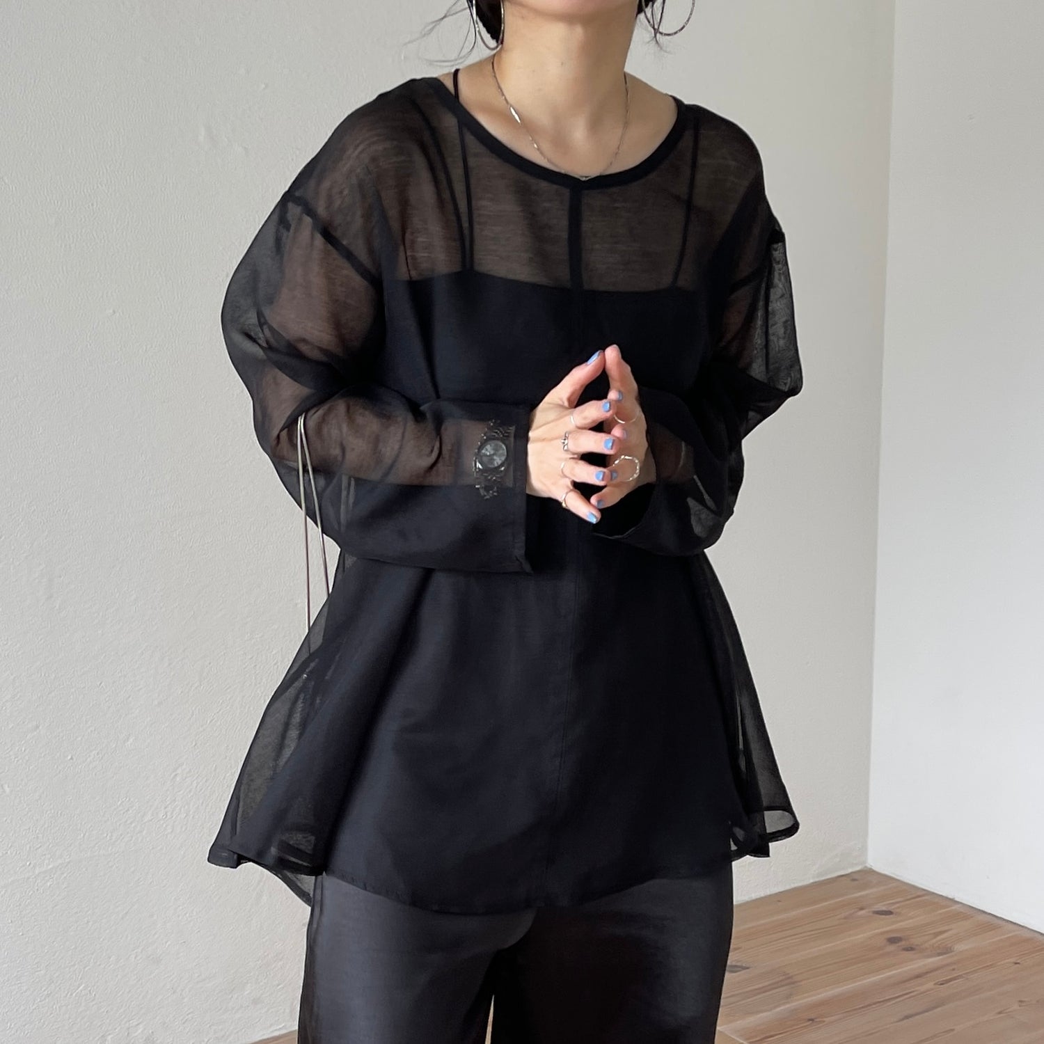 over size sheer flare tops / black