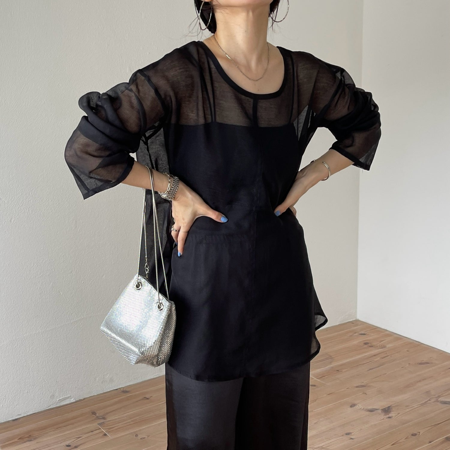 over size sheer flare tops / black